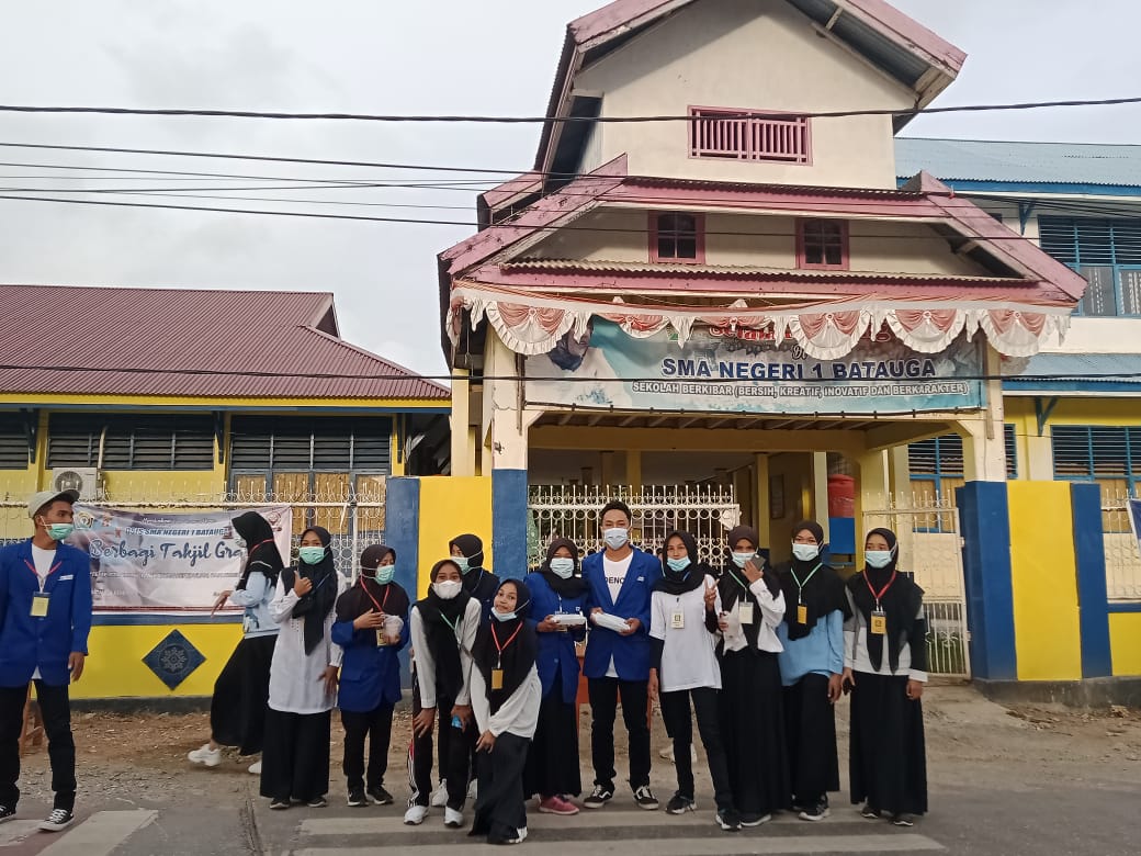 SMAN 1 BATAUGA Berbagi Takjil Gratis