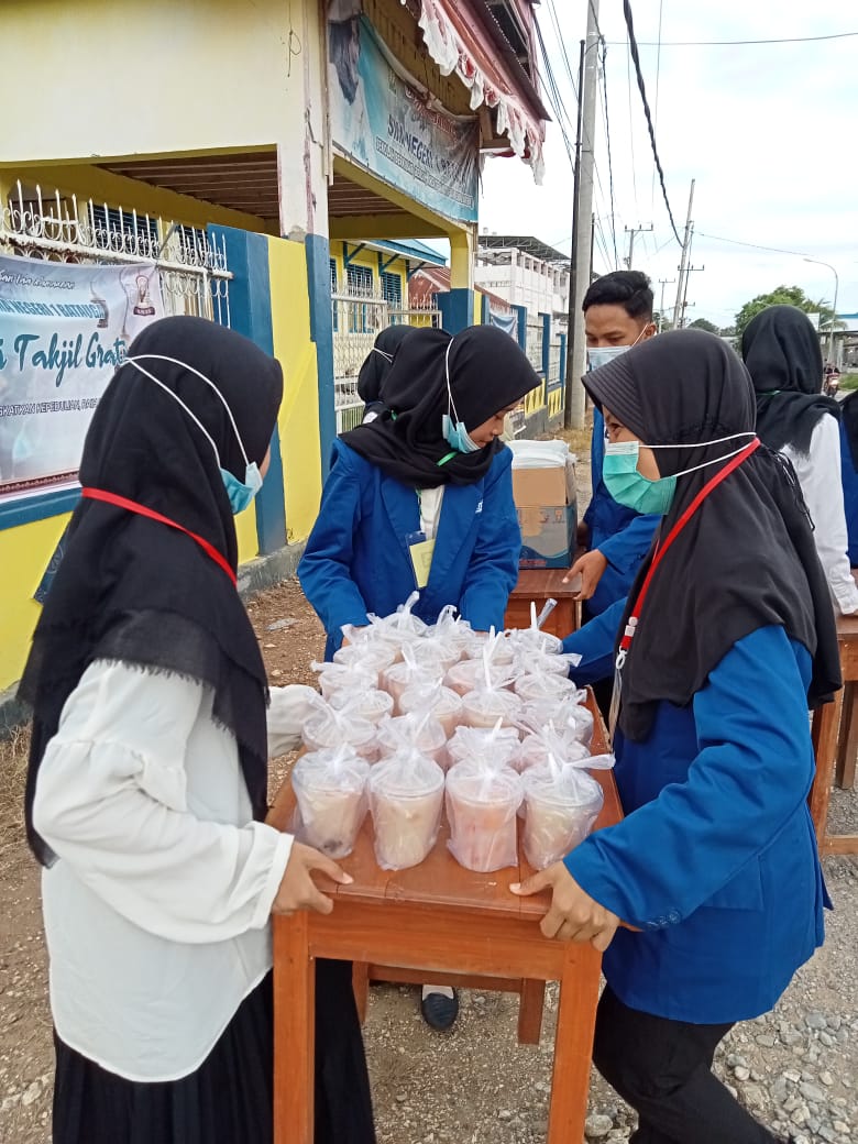SMAN 1 BATAUGA Berbagi Takjil Gratis