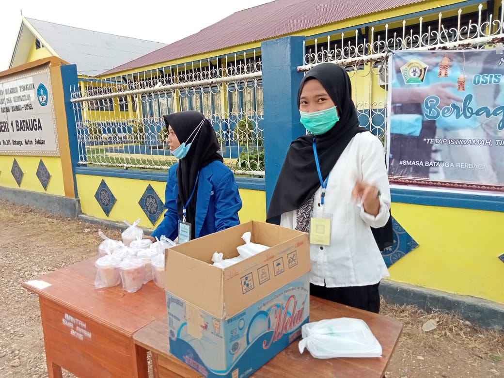 SMAN 1 BATAUGA Berbagi Takjil Gratis