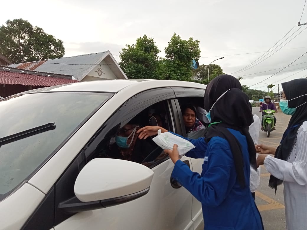 SMAN 1 BATAUGA Berbagi Takjil Gratis