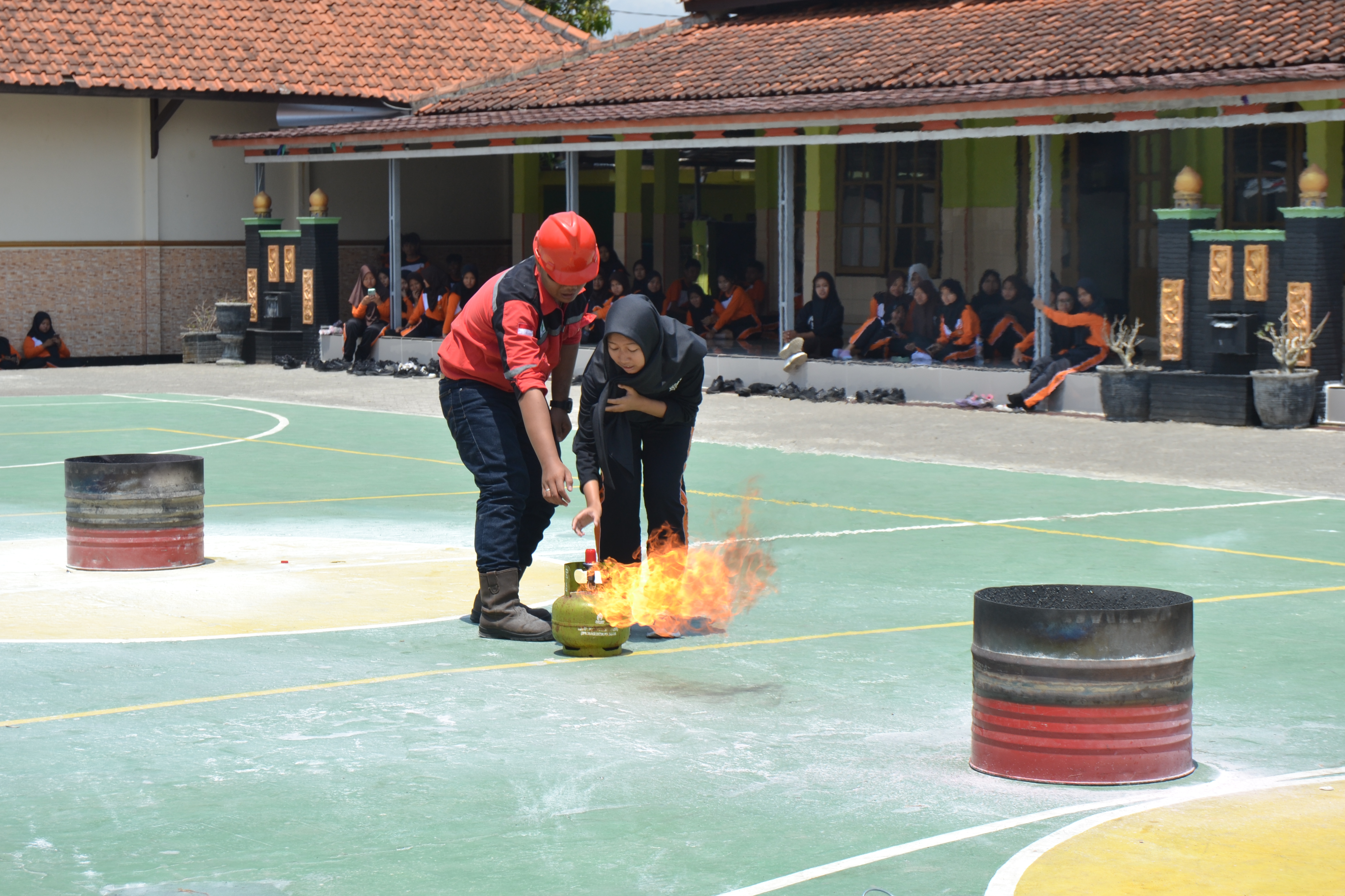 Pelatihan Pemadaman Api Oleh STT Migas Cilacap