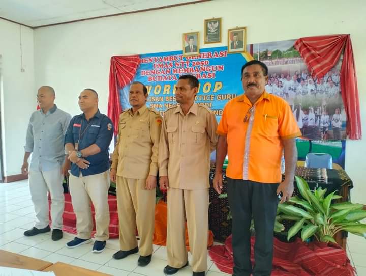 GURU SMA NEGERI 1 KODI BELAJAR MENULIS “BEST PRACTICE” BERSAMA CAKRAWALA NTT