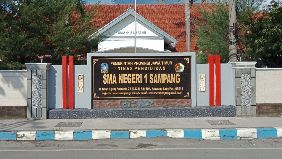 Papan Nama SMAN 1 Sampang yang Terbaru