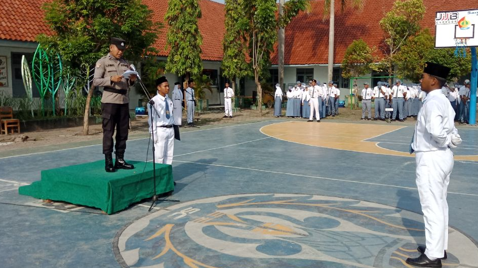 Upacara Bendera dan Pembinaan oleh POLRES Sampang Untuk SMAN 1 Sampang
