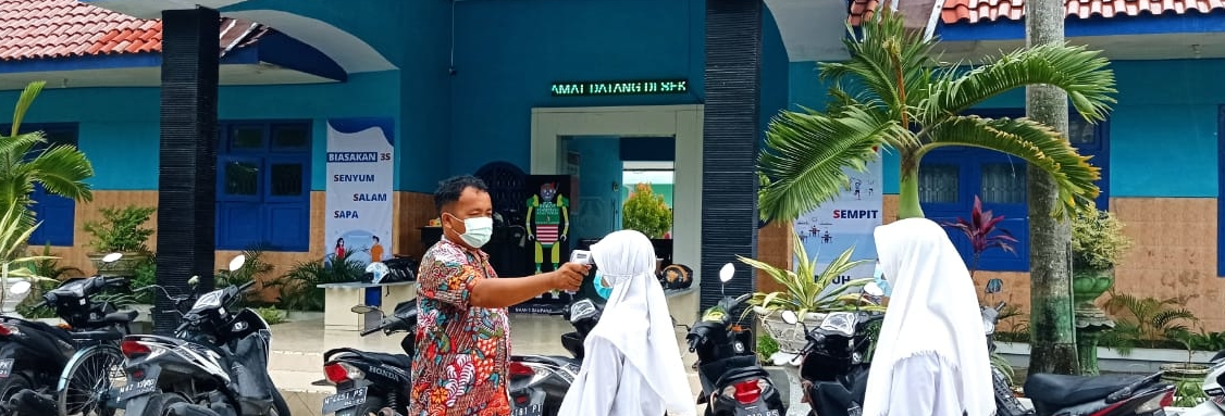 Petugas sekolah melakukan aktivitas protokol kesehatan