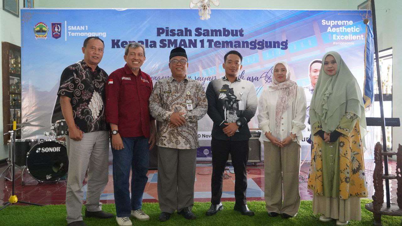 Pisah Sambut Kepala Sekolah: Dari Bapak Teguh Wibowo kepada Bapak Endri Kurniawan