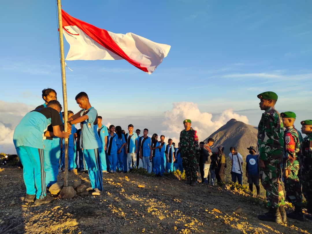 SMANTI BERSAMA TNI, APGI, MELAKUKAN PENDAKIAN GUNUNG LEWOTOBI DAN MENGADAKAN PENGIBARAN BENDERA PADA HUT RI KE-78