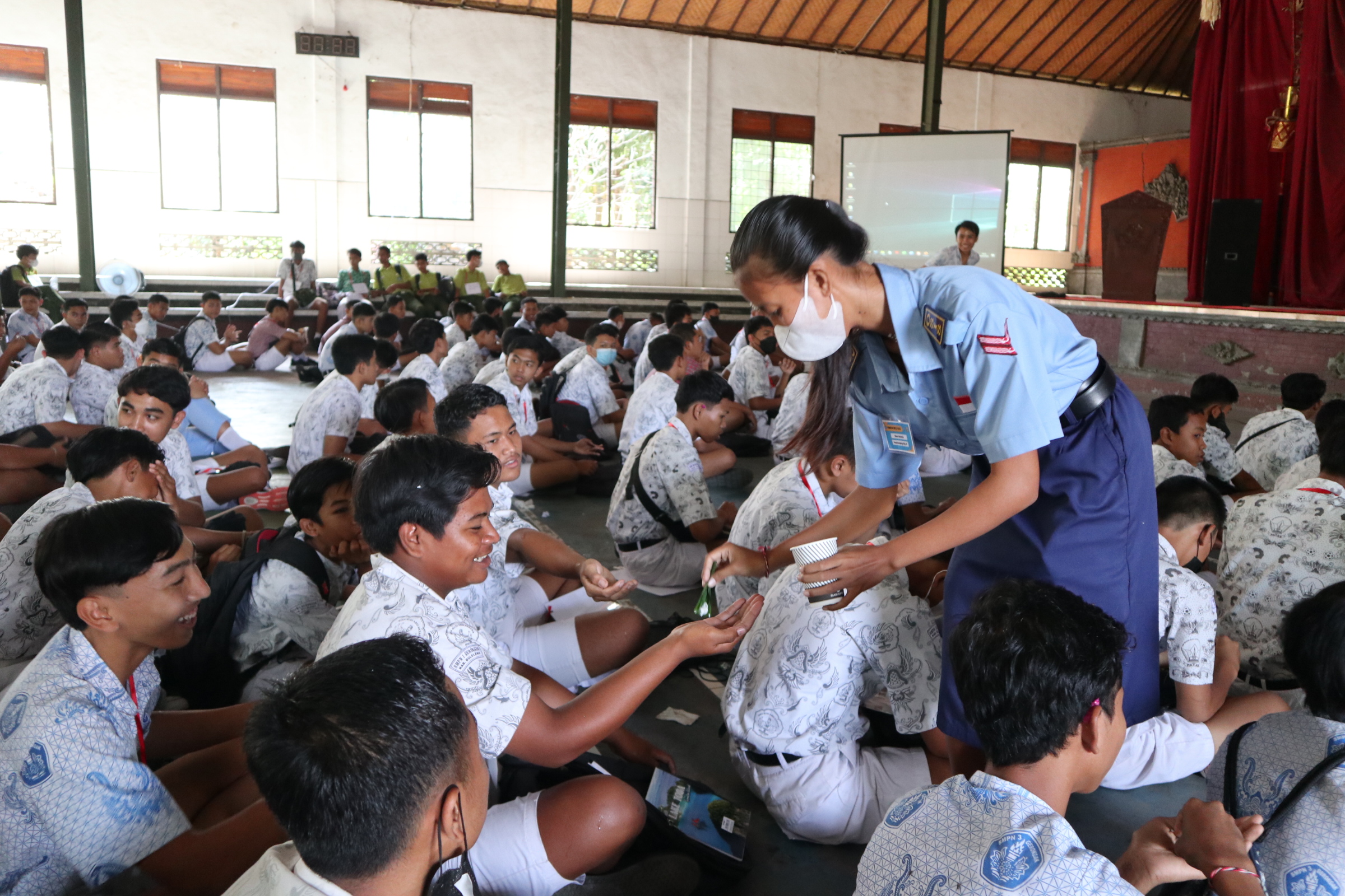 Pemberian Tirta ke siswa beragama Hindu dalam rangkaian Hari Raya Purnama