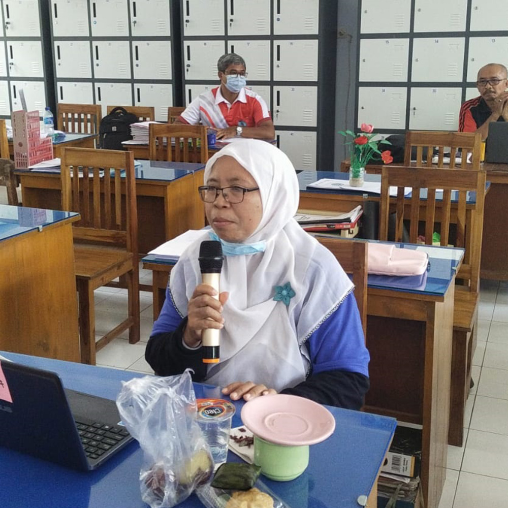 Perwakilan MGMP PPKN - Ibu Masifa