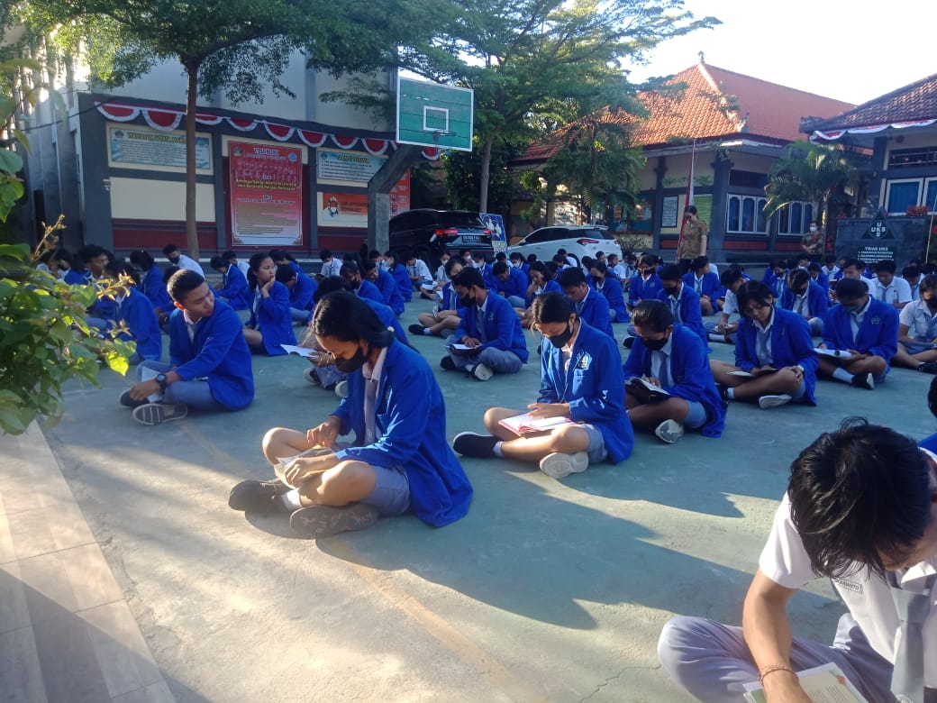 Kegiatan Literasi Kelas XII