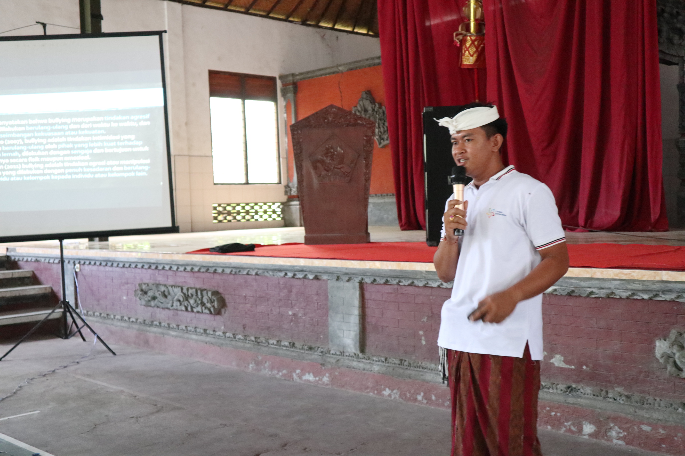Pemberian Materi oleh Pak Ketut Suardana Mengenai Bullying