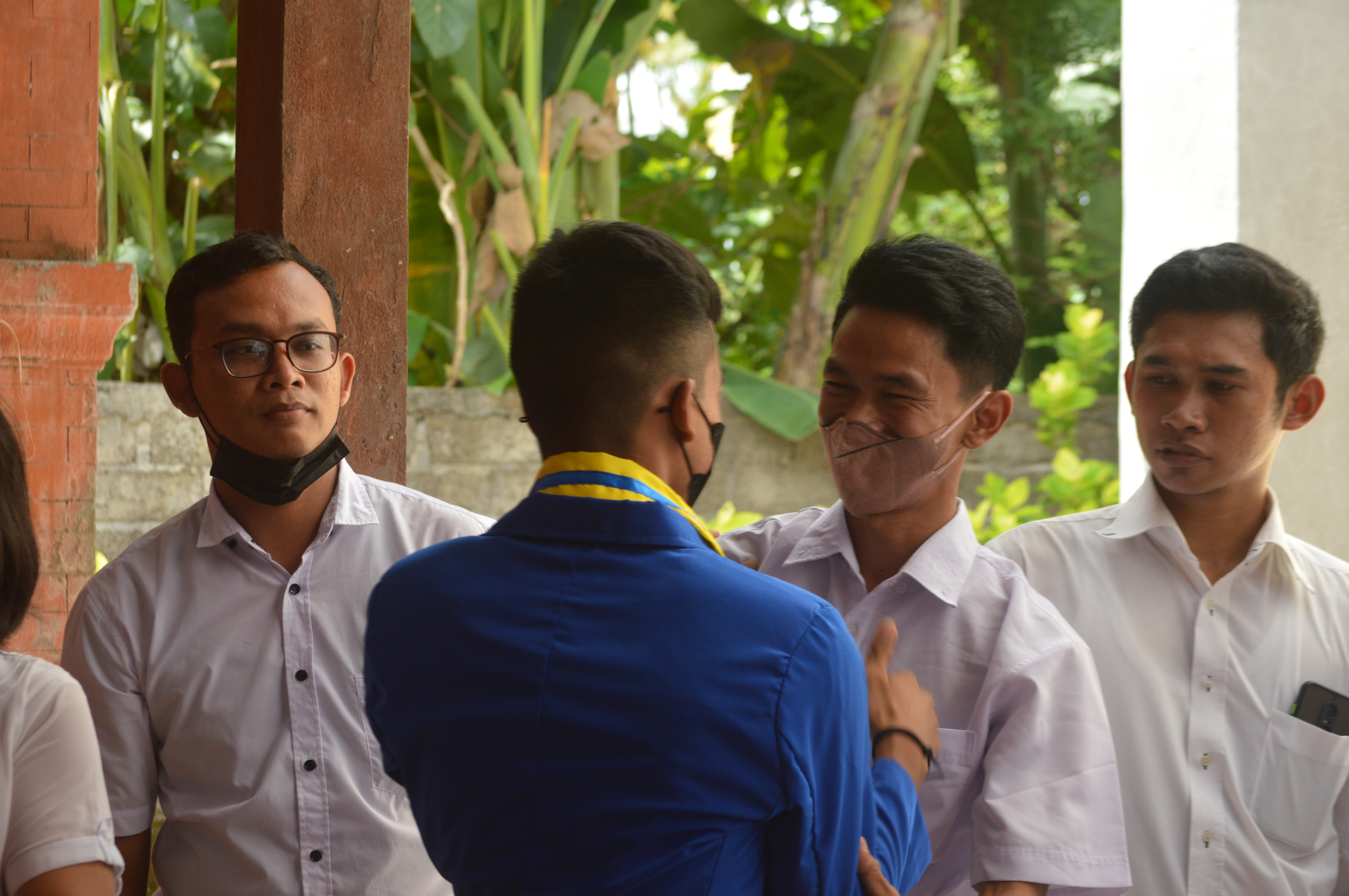 Salam-salaman bersama guru dan TU