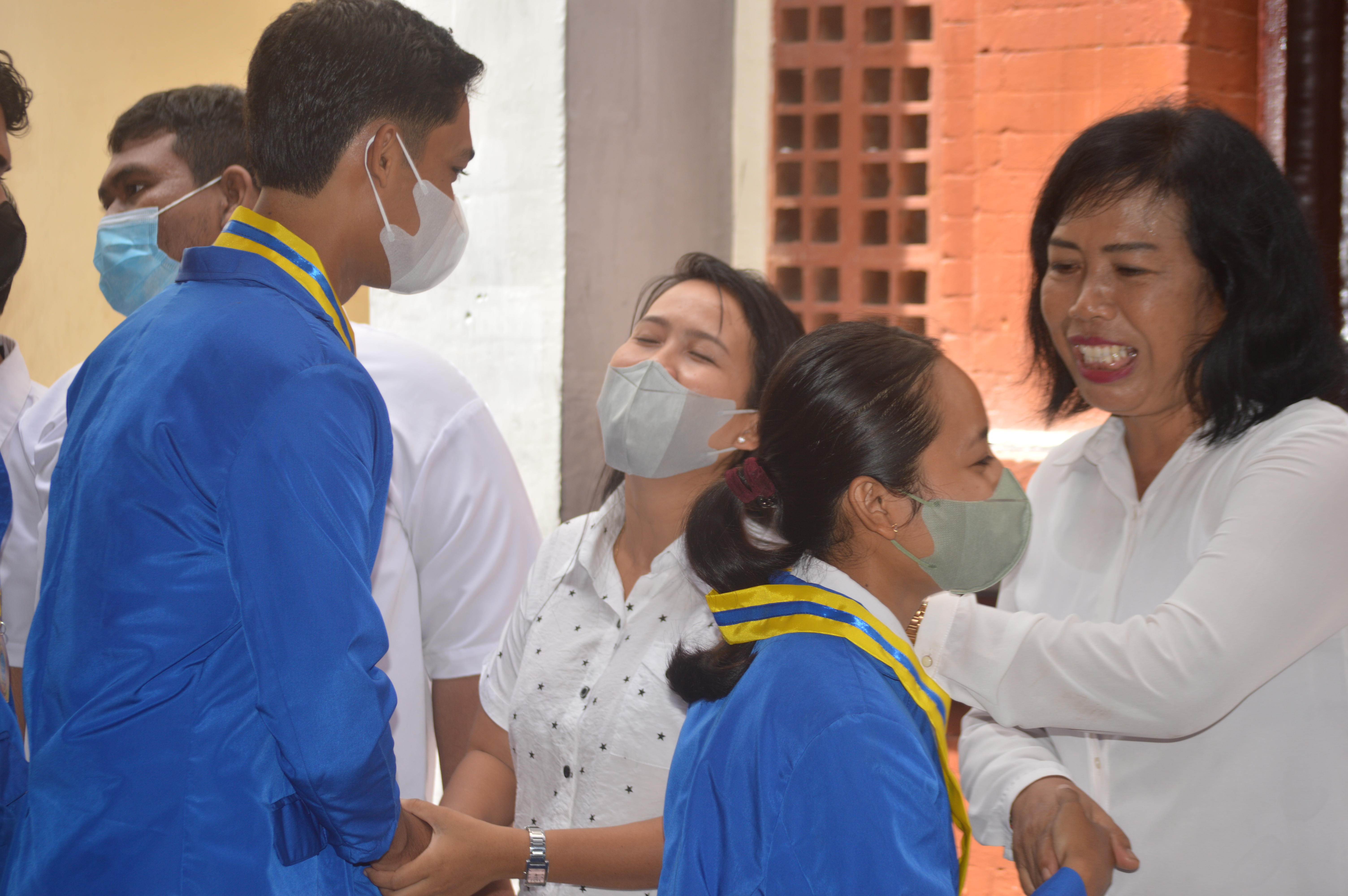 Salam-salaman bersama guru dan TU