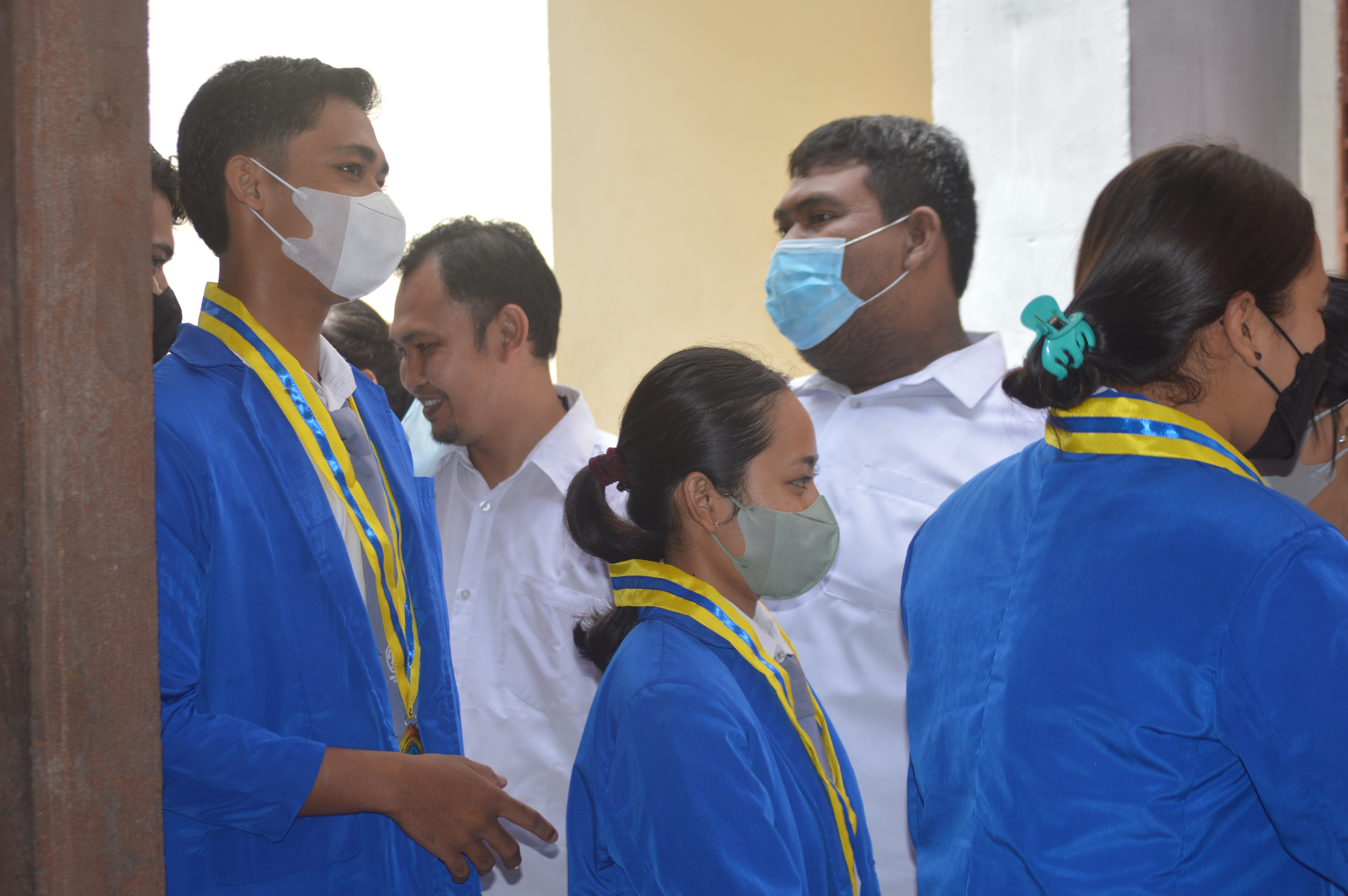 Salam-salaman bersama guru dan TU