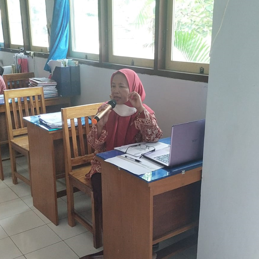 Perwakilan MGMP Bhs Indonesia - Ibu Haji Sri