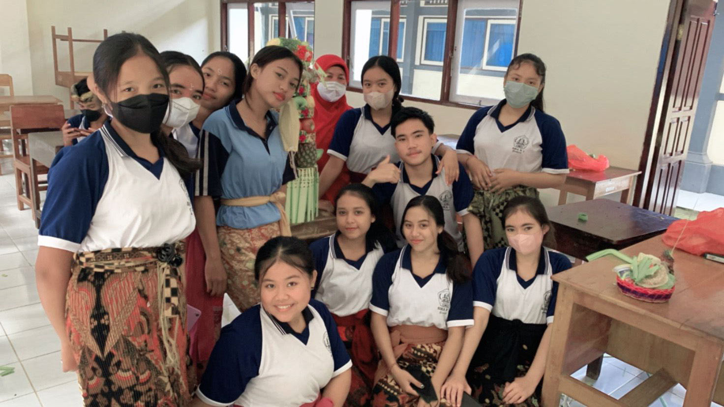 Kelas X membuat canang sari persiapan Saraswati