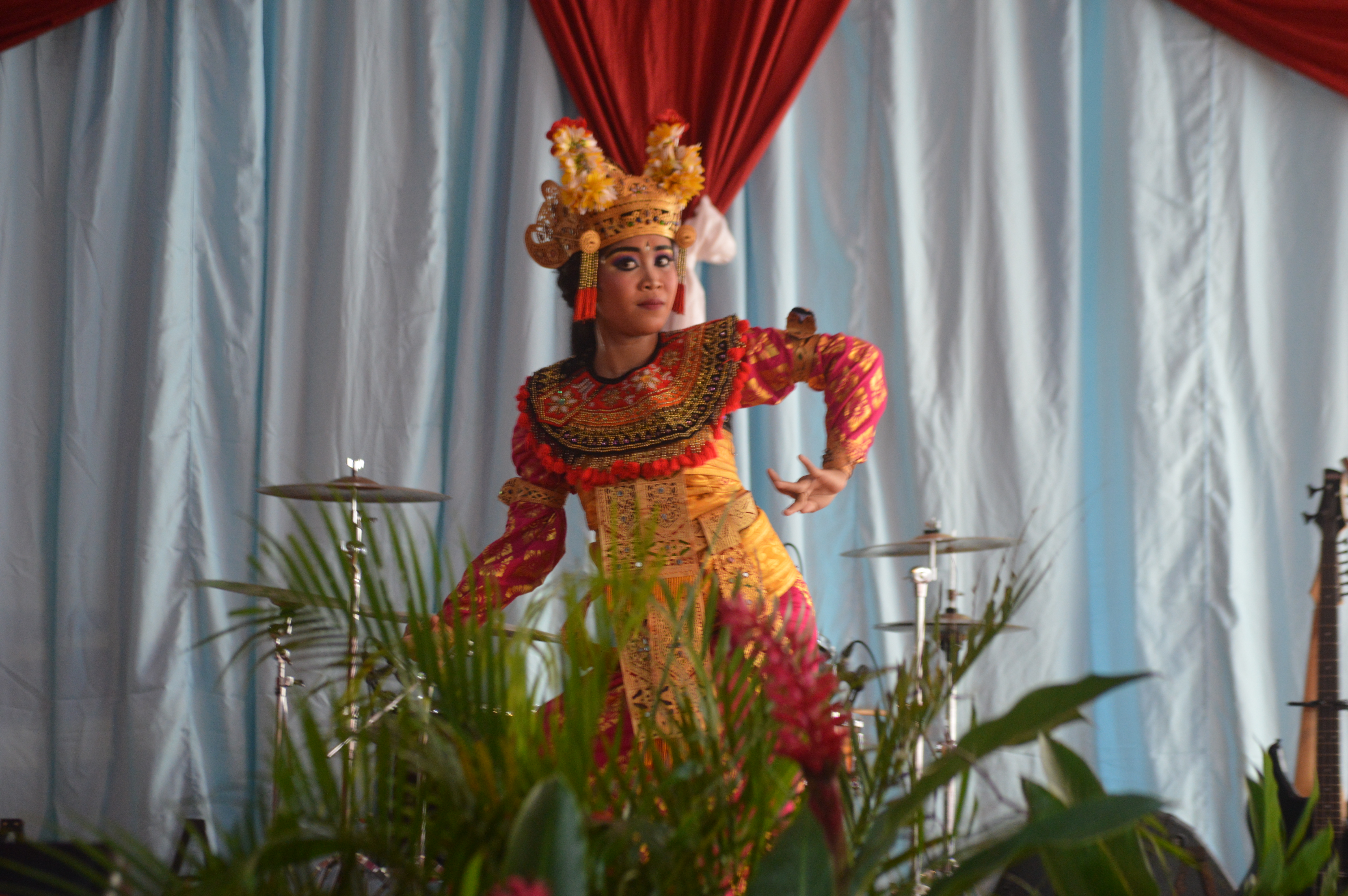 Tari Condong oleh siswi SMARAK