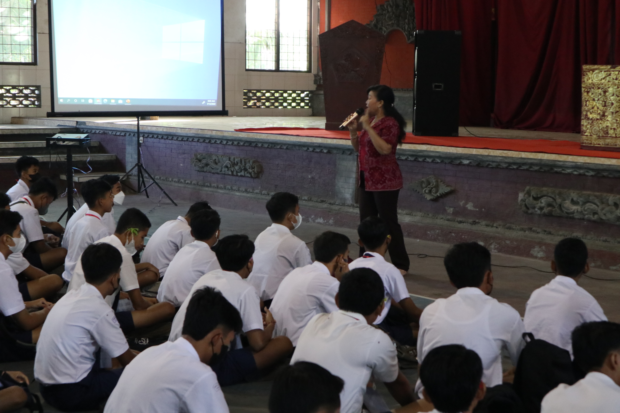 Pengisian Acara oleh Ibu Intriani