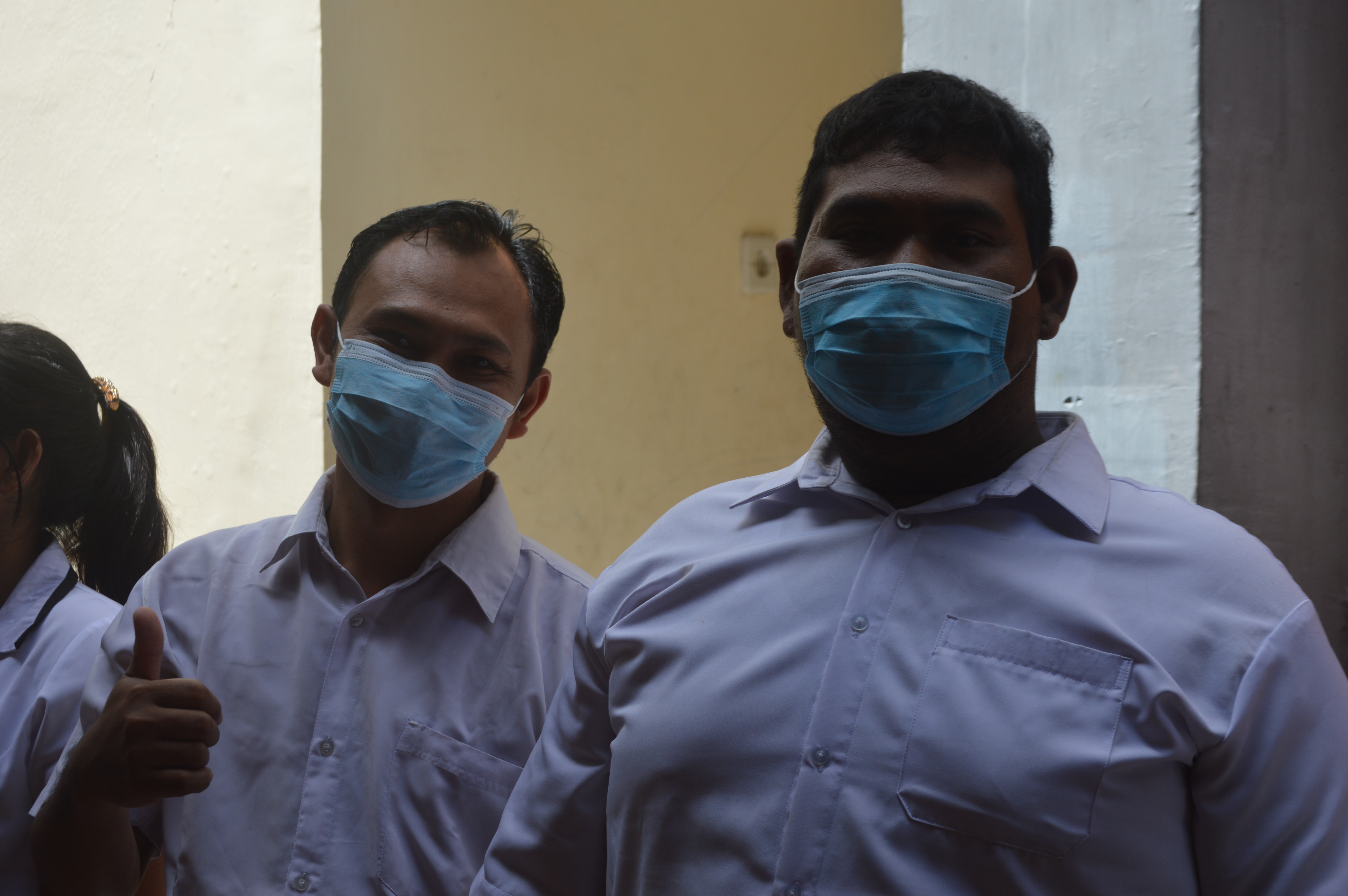 Salam-salaman bersama guru dan TU