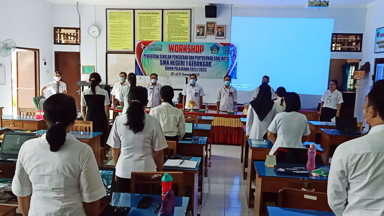 Menyanyikan lagu Indonesia Raya