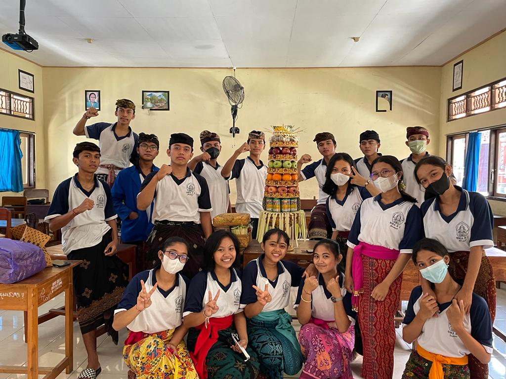 Kelas XI membuat canang sari persiapan Saraswati