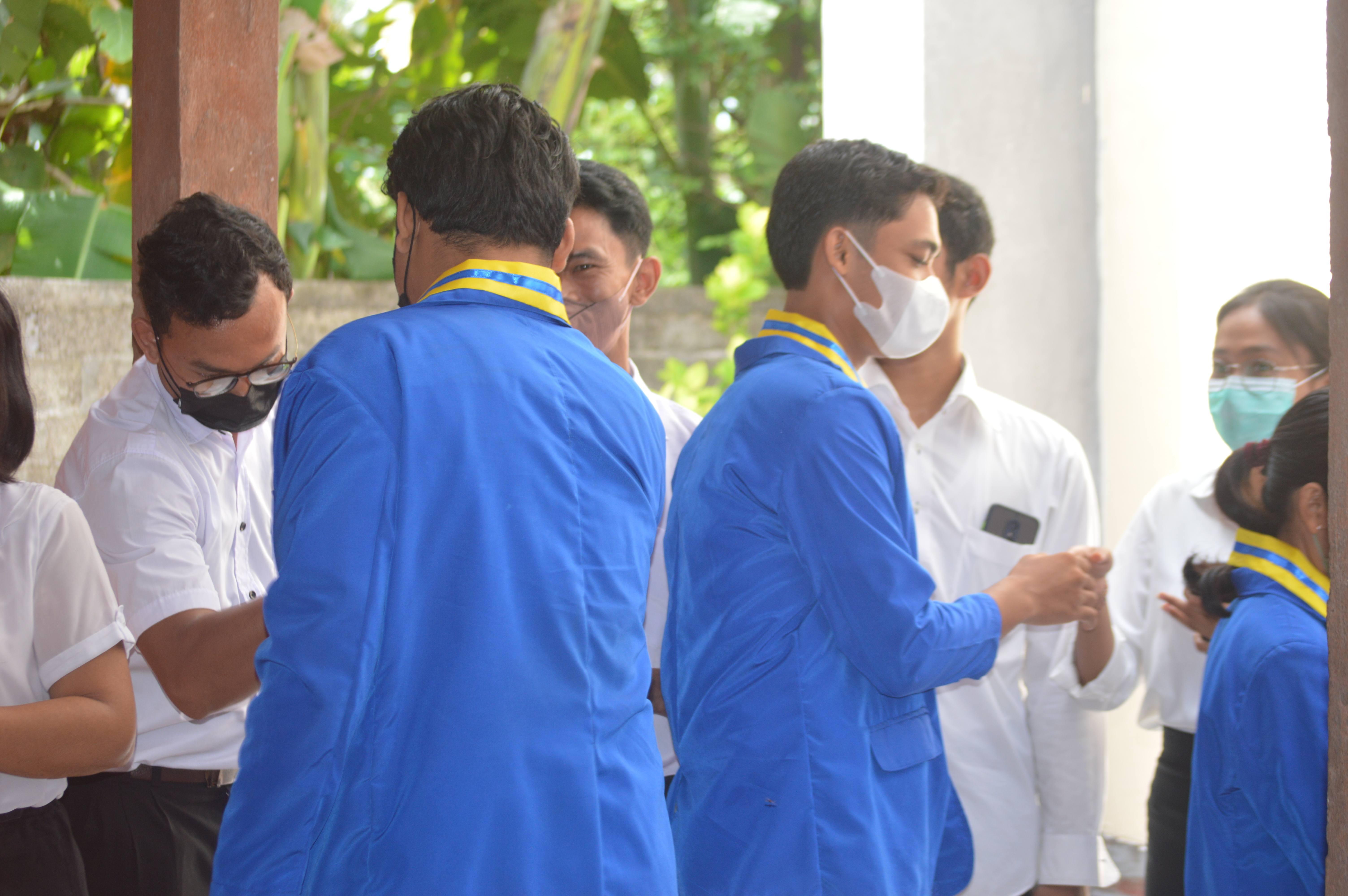 Salam-salaman bersama guru dan TU