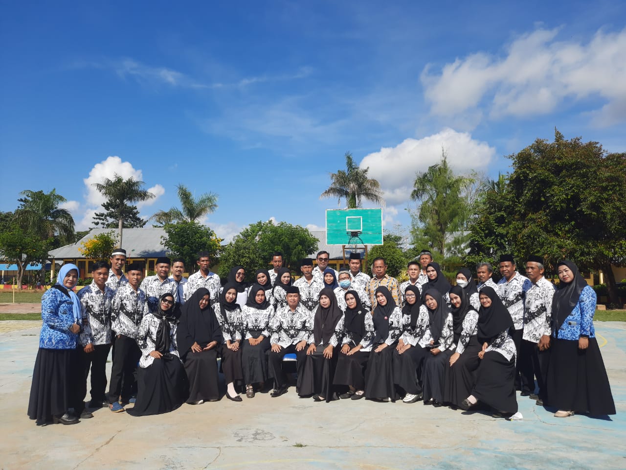 SMAN 1 Konawe Selatan Memperingati Hari Guru Nasional