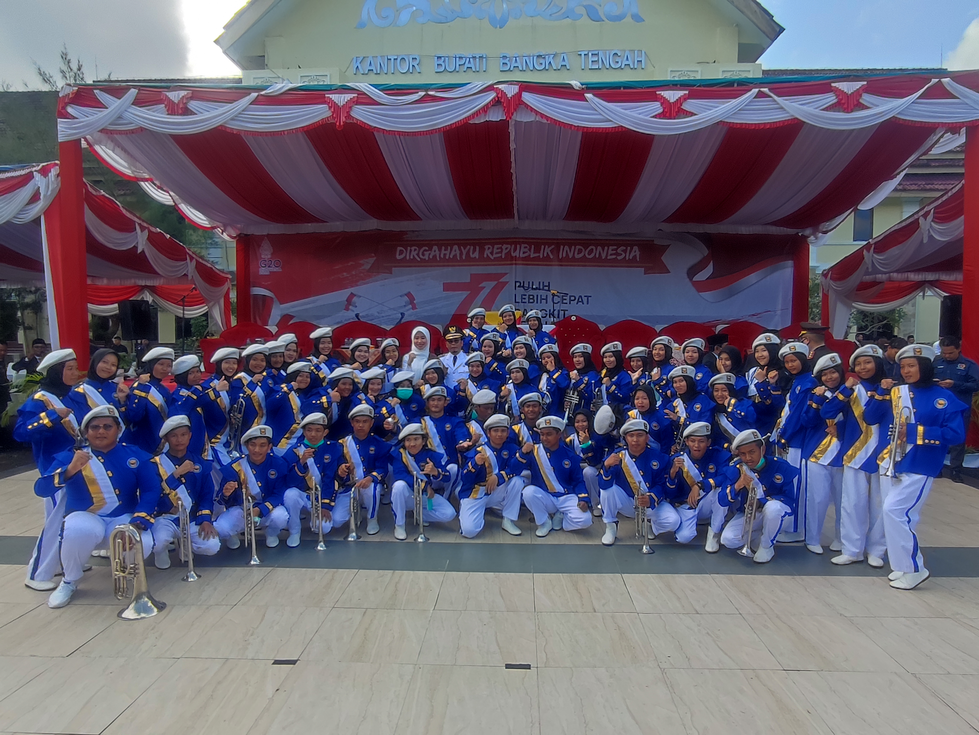 FOTO BERSAMA BUPATI BANGKA TENGAH & TIM DRUMB BAND SMAN 1 NAMANG