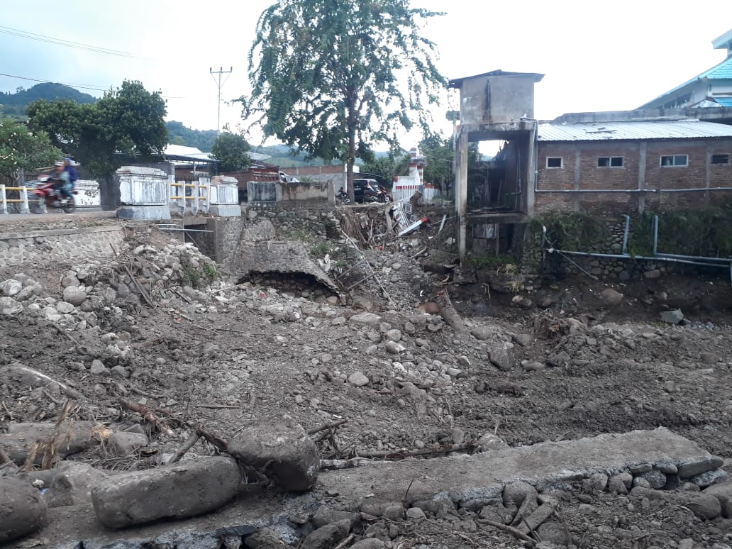 PENYERAHAN BANTUAN KEMANUSIAAN UNTUK KORBAN BANJIR BANDANG