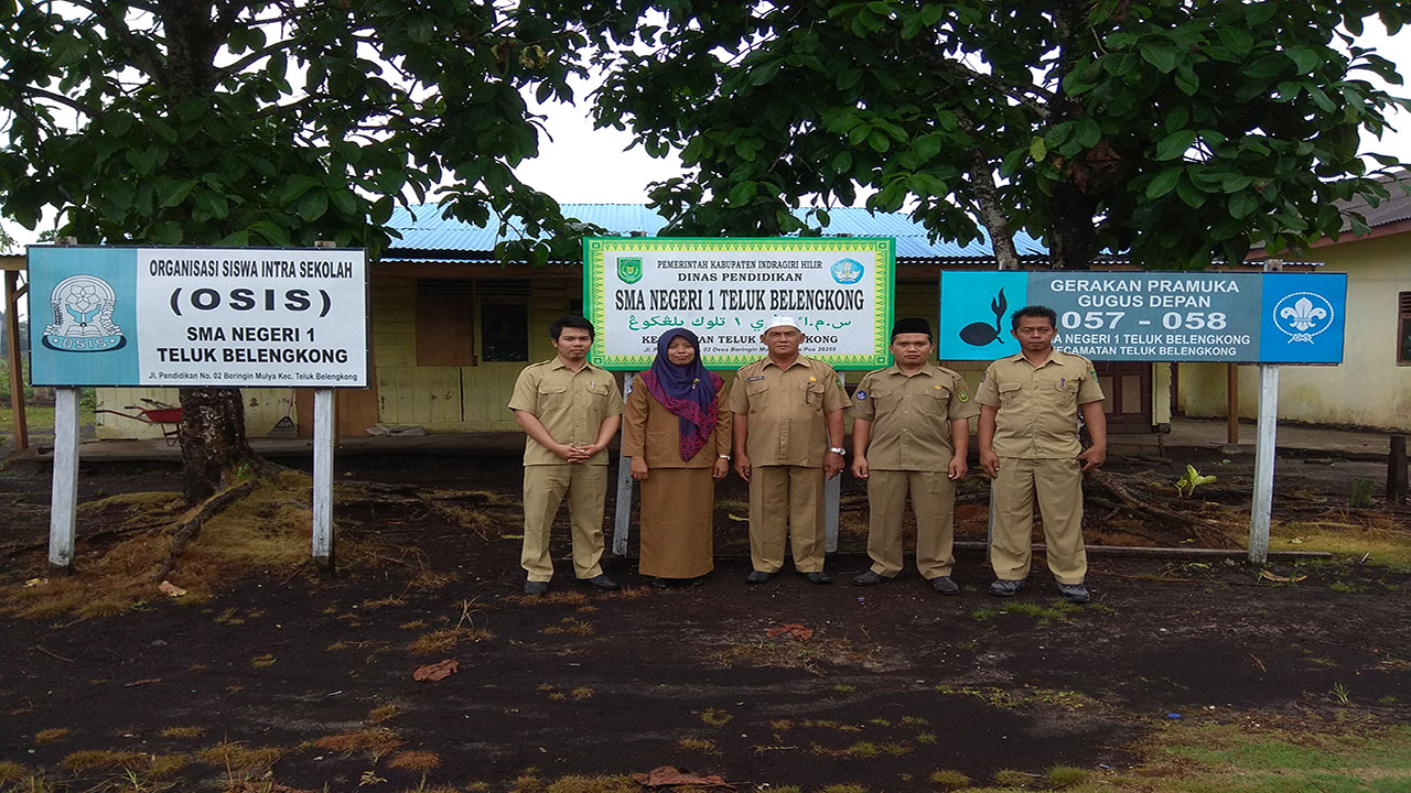 KEPALA SEKOLAH DERSAMA PENGAWAS DAN DEWAN GURU