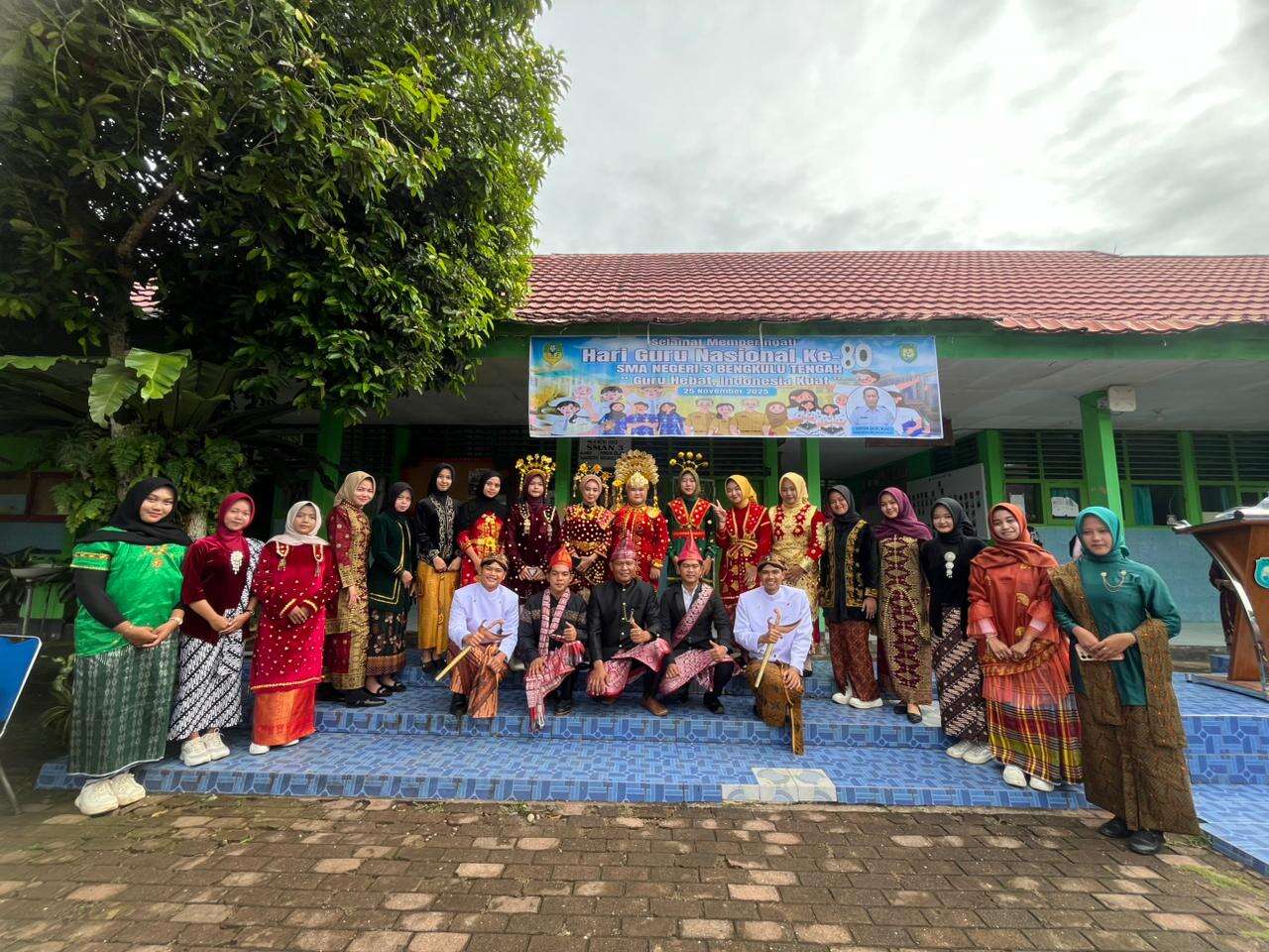 MERIAH BANGET! SMA NEGERI 3 BENGKULU TENGAH RAYAKAN HARI GURU NASIONAL KE-80