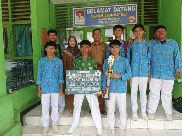 TIM FUTSAL SMA NEGERI 3 BENGKULU TENGAH JUARA 1 SE- KABUPATEN!
