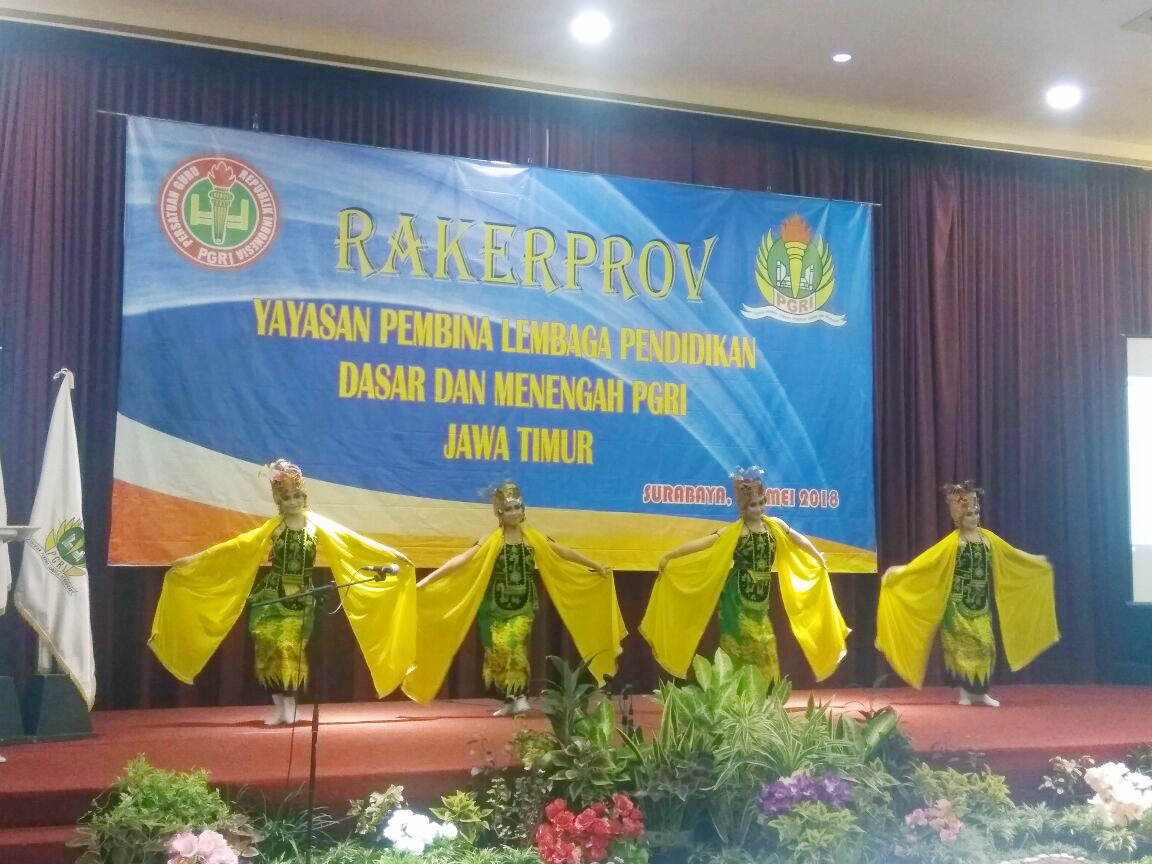 PENAMPILAN TARI DI HOTEL OVAL SURABAYA