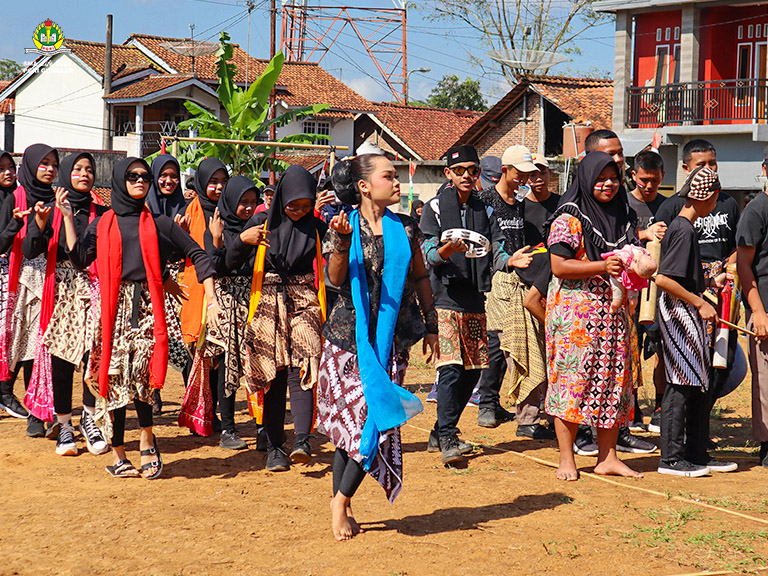 lomba kenthongan thong prek hut ke-77 ri
