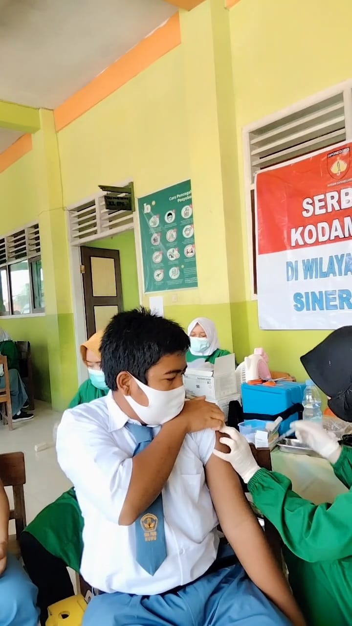 Kegiatan Vaksinasi Covid-19 di SMA PGRI KUWU