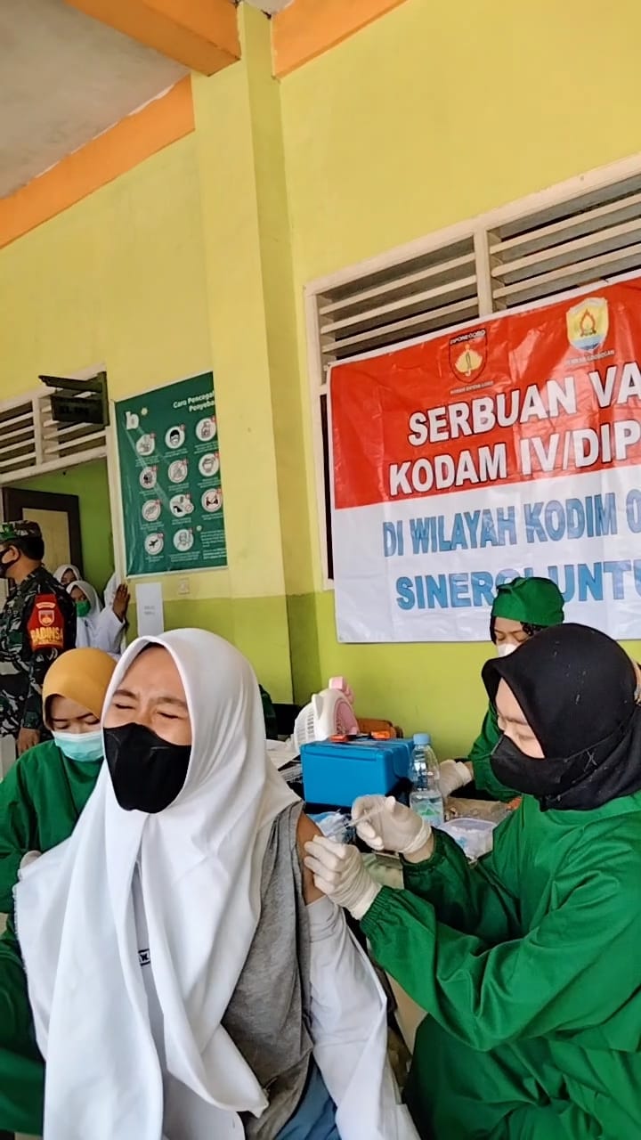 Kegiatan Vaksinasi Covid-19 di SMA PGRI KUWU