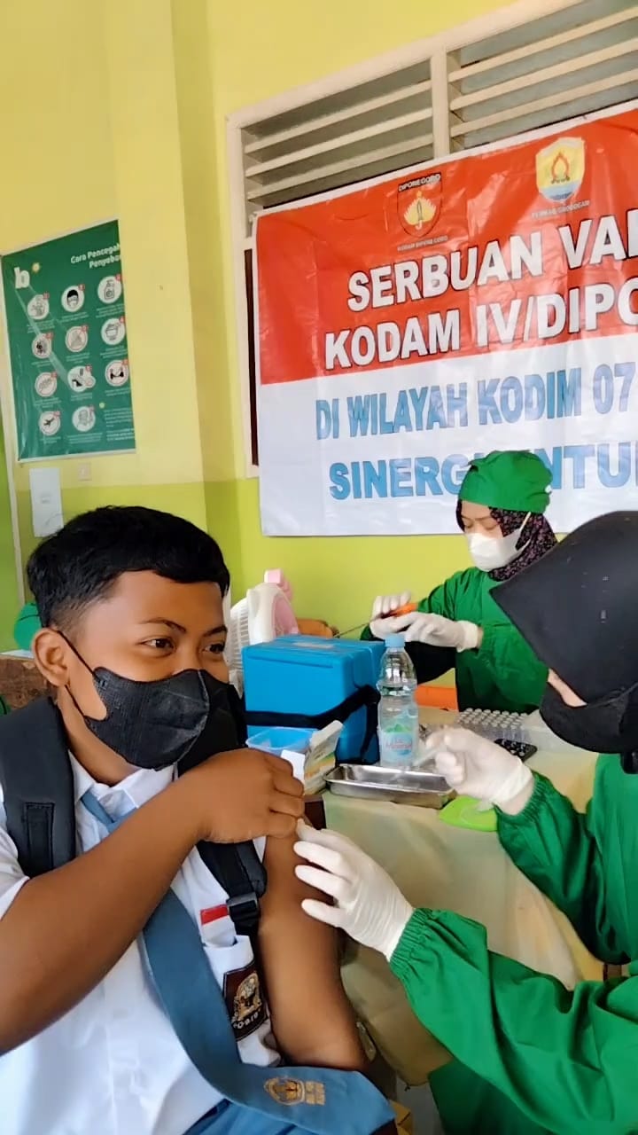 Kegiatan Vaksinasi Covid-19 di SMA PGRI KUWU