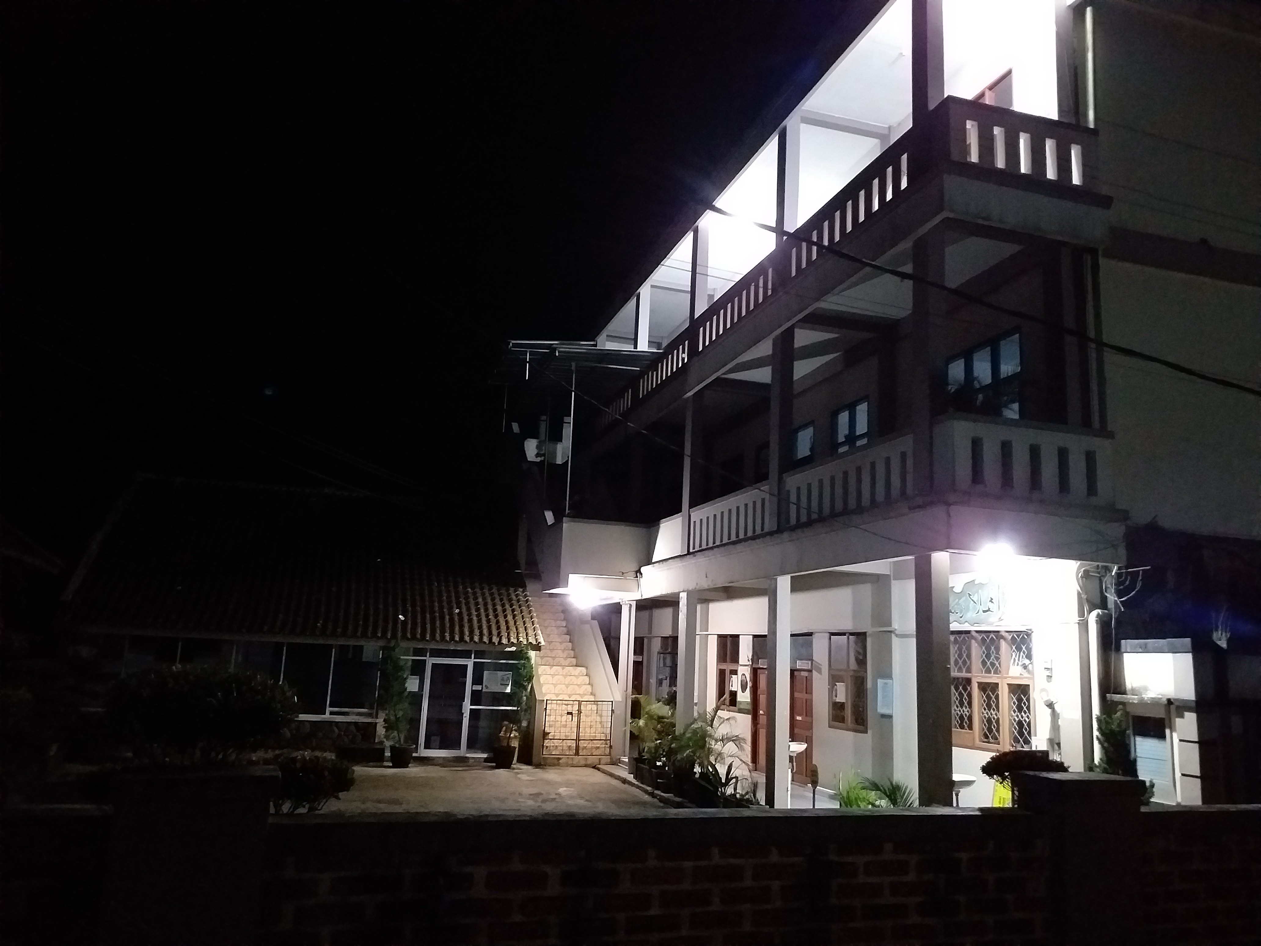 Al-Wahid di malam hari