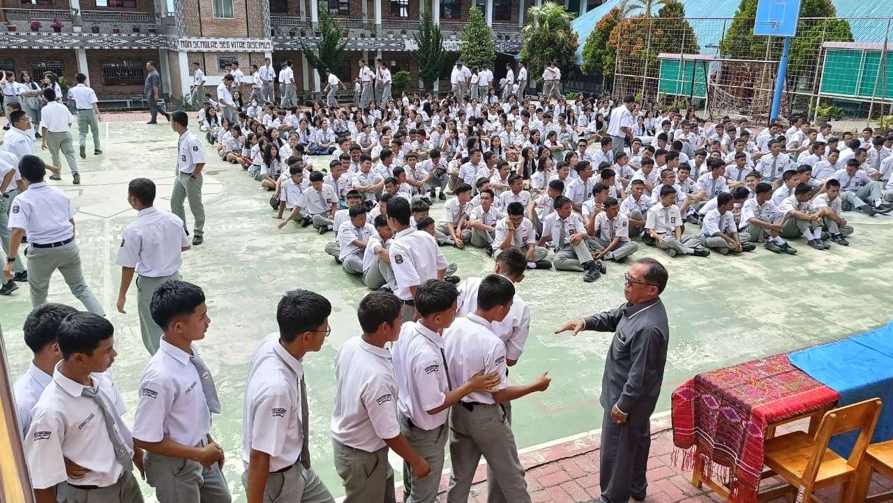 Lilin itu Menuntaskan Terangnya: SMA BTB Lepas Pengabdian Bapak Pardede dengan Penuh Haru