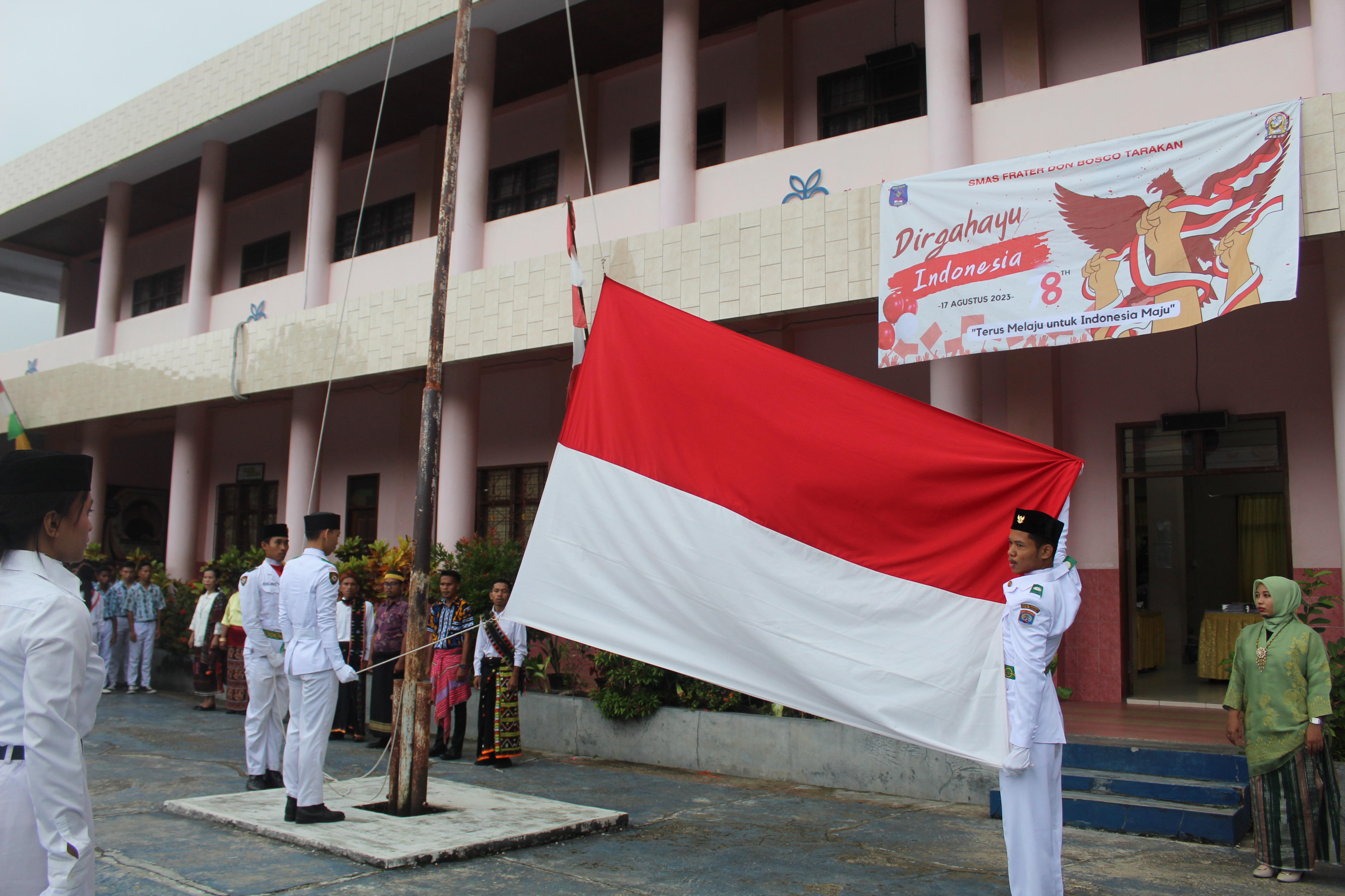 Pengibaran Sang Saka Merah-Putih di halaman SMA Frater DOn Bosco Tarakan