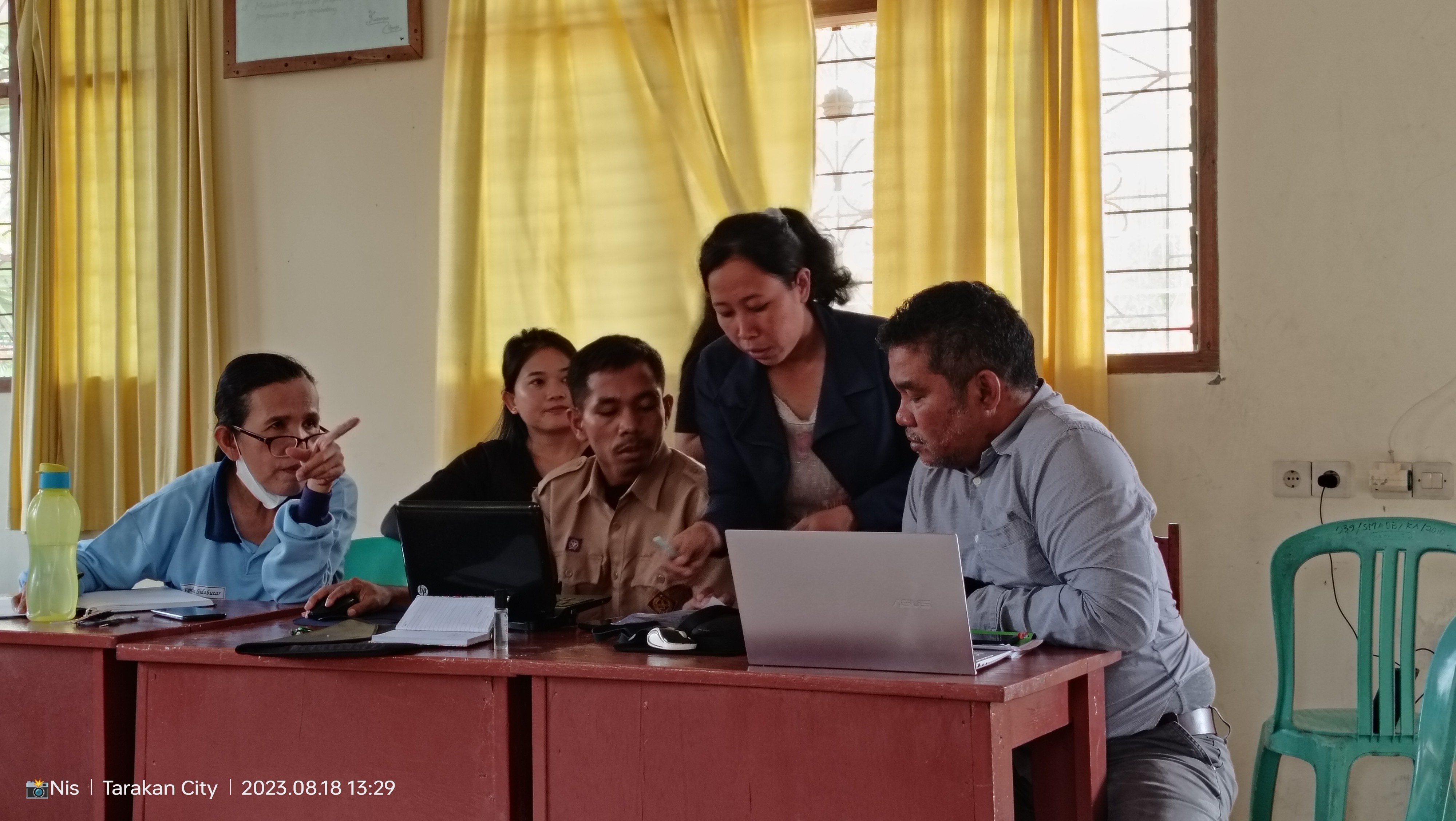 Para guru berdiskusi dalam pembagian tugas P5 antar guru