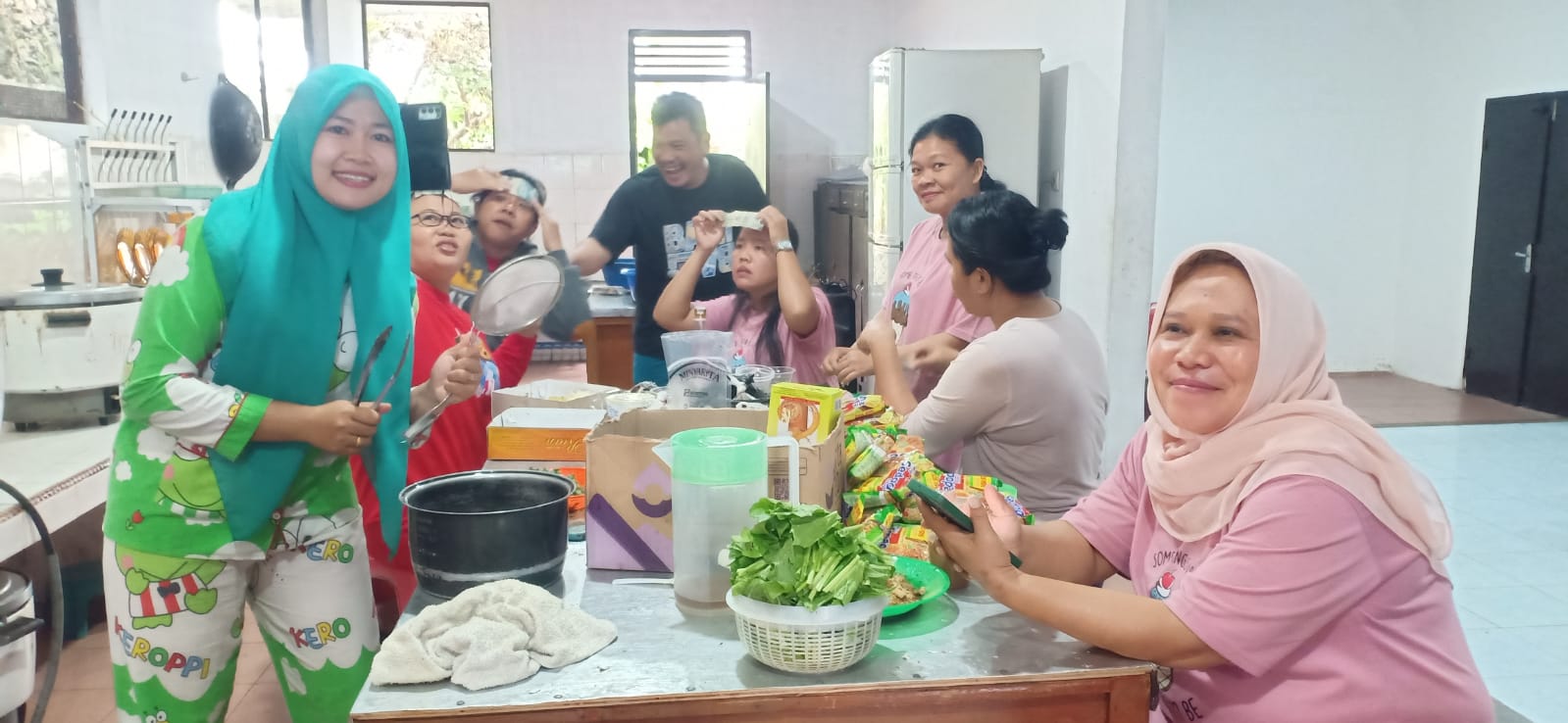 MAKAN BERSAMA WITH GURU DAN TENAGA ADMINISTRASI SEKOLAH