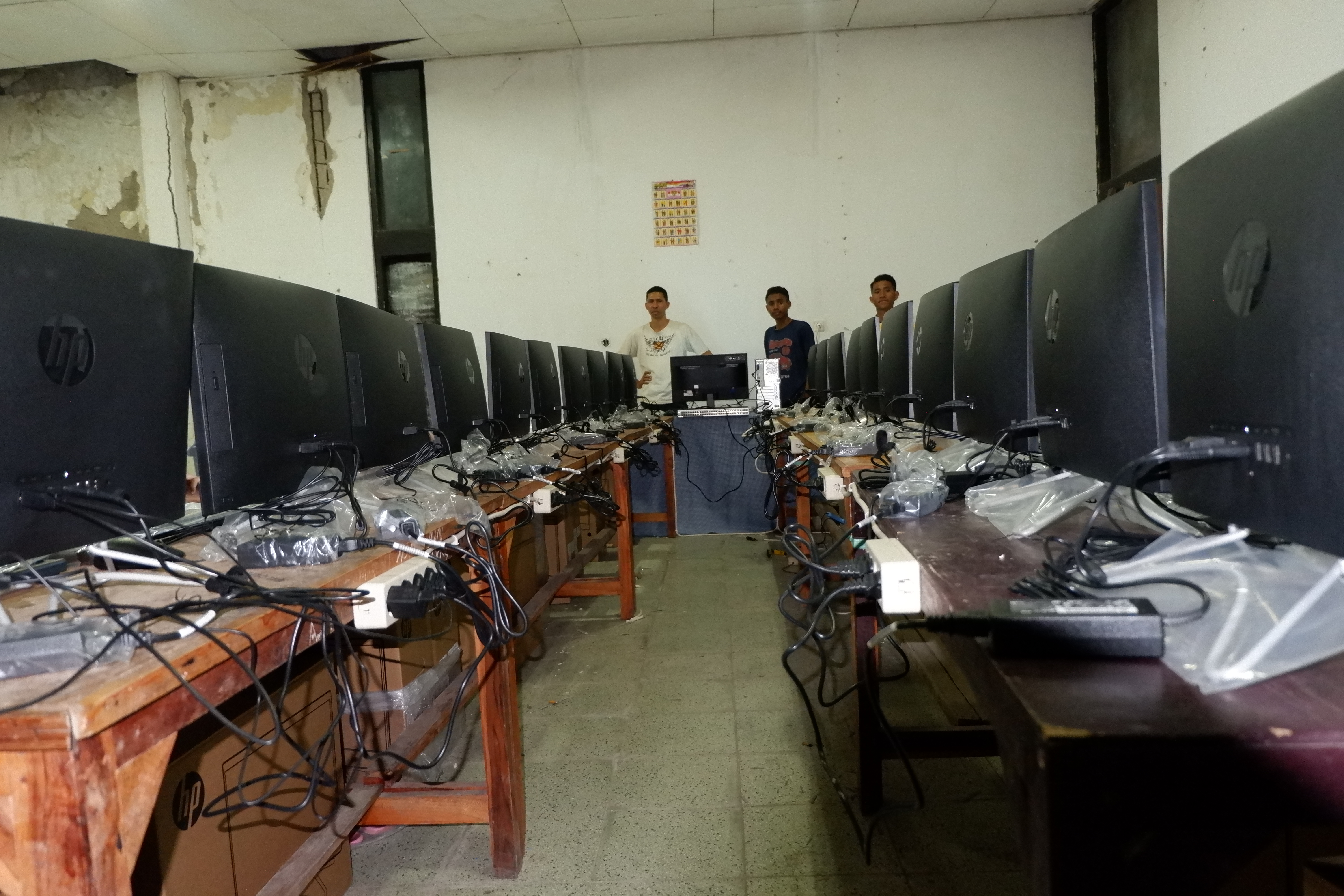 Instalasi Komputer Bantuan Pemerintah Peralatan TIK Tahun 2019 Dalam Persiapan UNBK 2019/2020