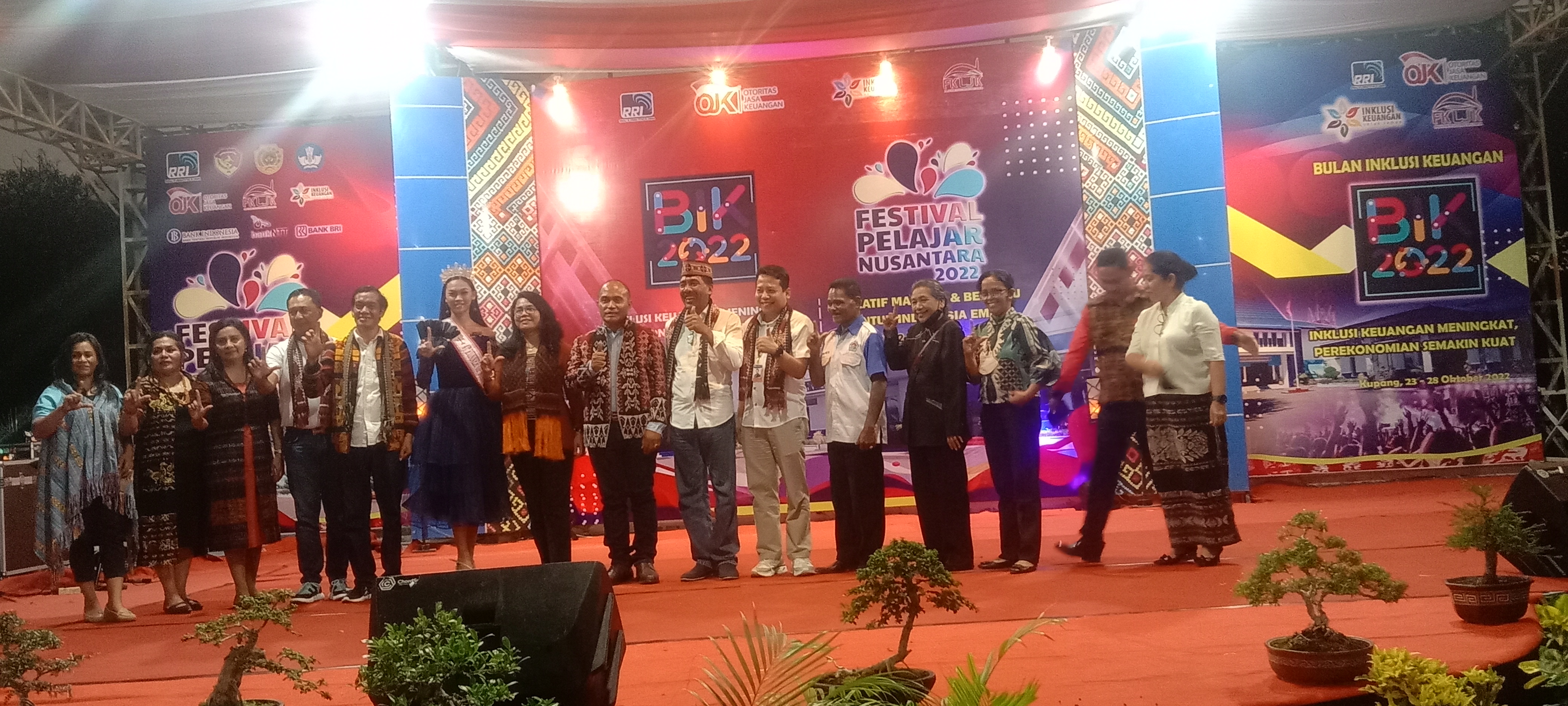 SISWA/I SMA SWASTA NESI NEONMAT KOTA KUPANG IKUT SERTA DALAM PEMBUKAAN FESTIVAL PELAJAR NUSANTARA & BULAN INKLUSI KEUANGAN 2022