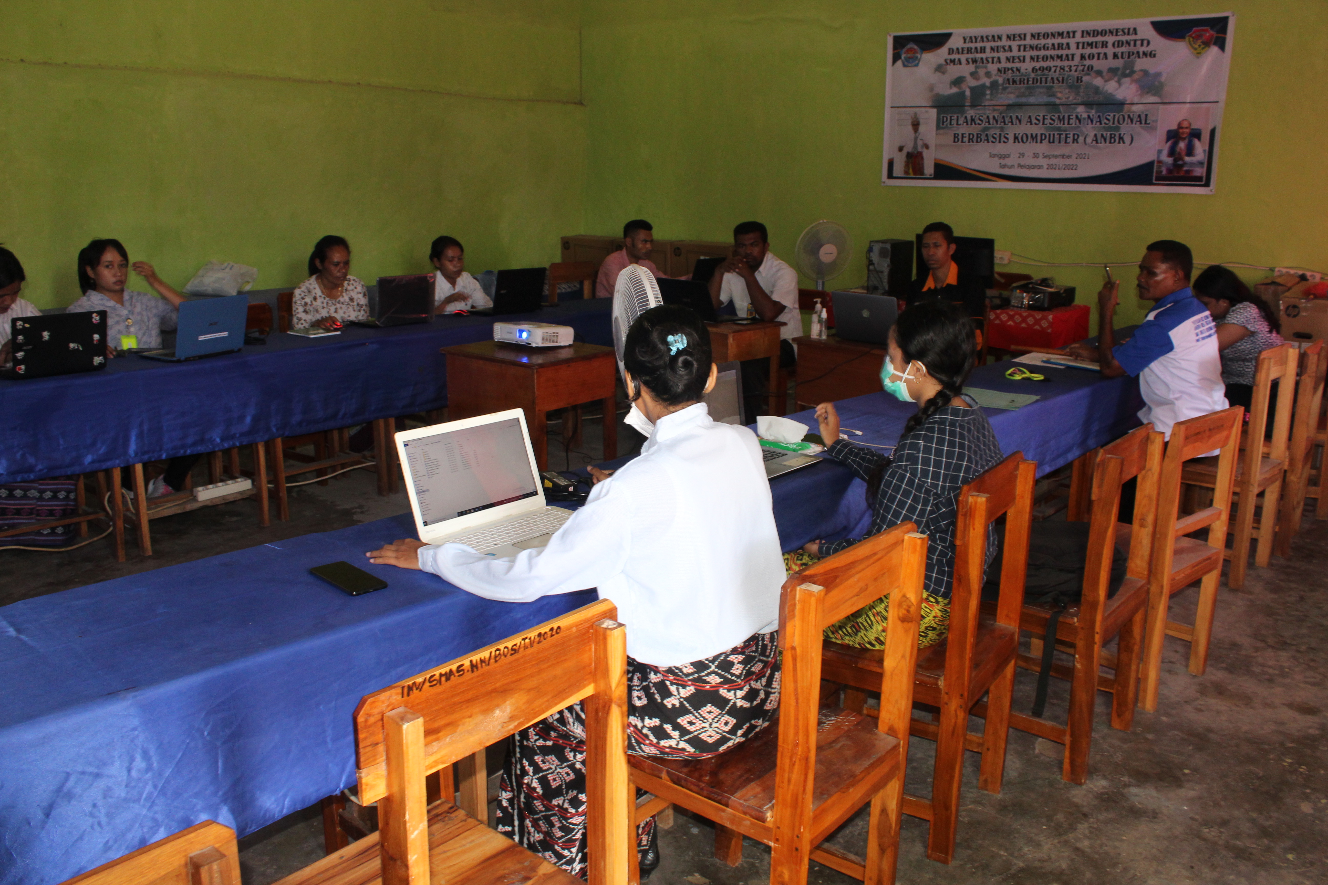 Kegiatan evaluasi bagi kinerja pelayanan guru SMA Nesi Neonmat Kota Kupang