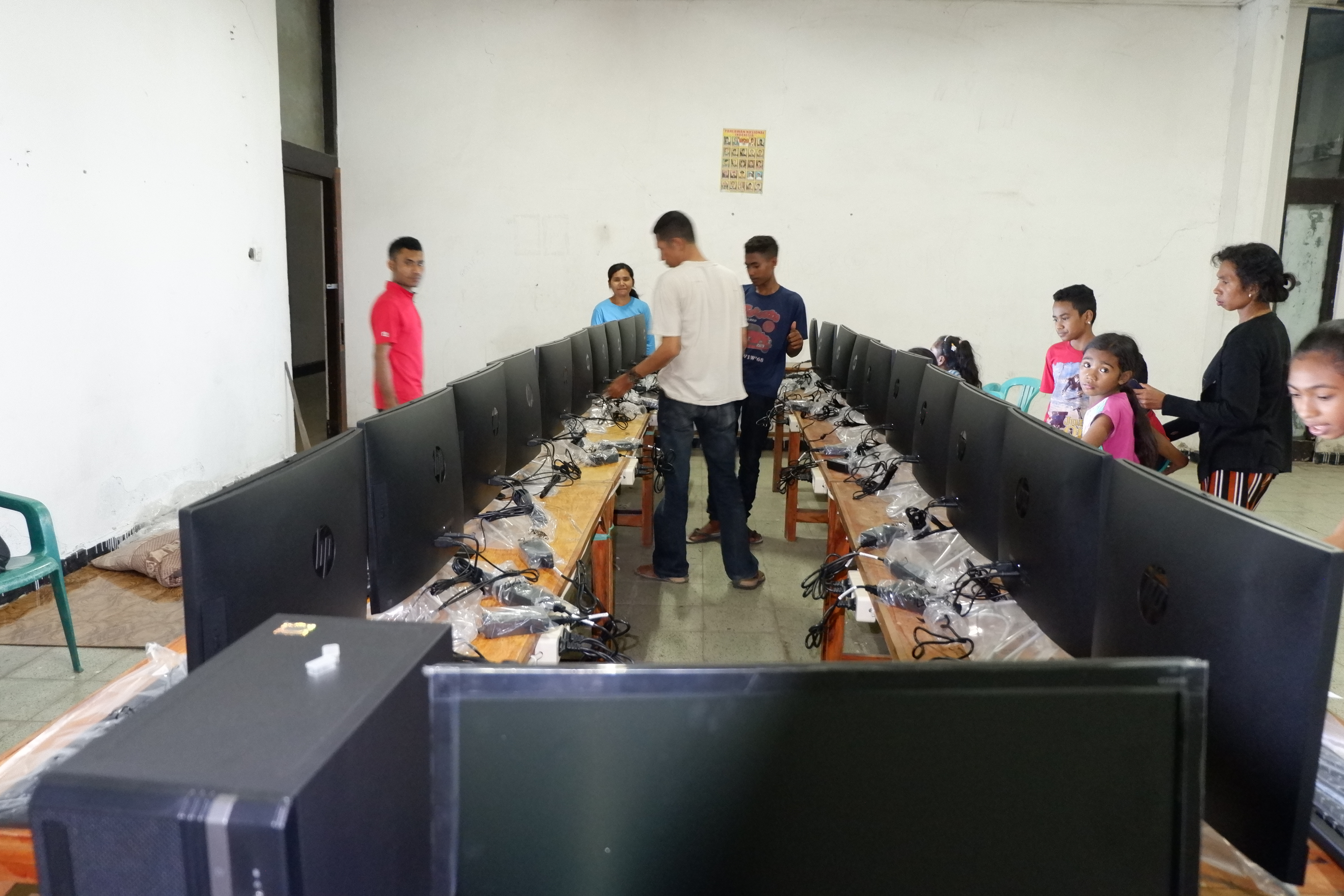 Instalasi Komputer Bantuan Pemerintah Peralatan TIK Tahun 2019 Dalam Persiapan UNBK 2019/2020