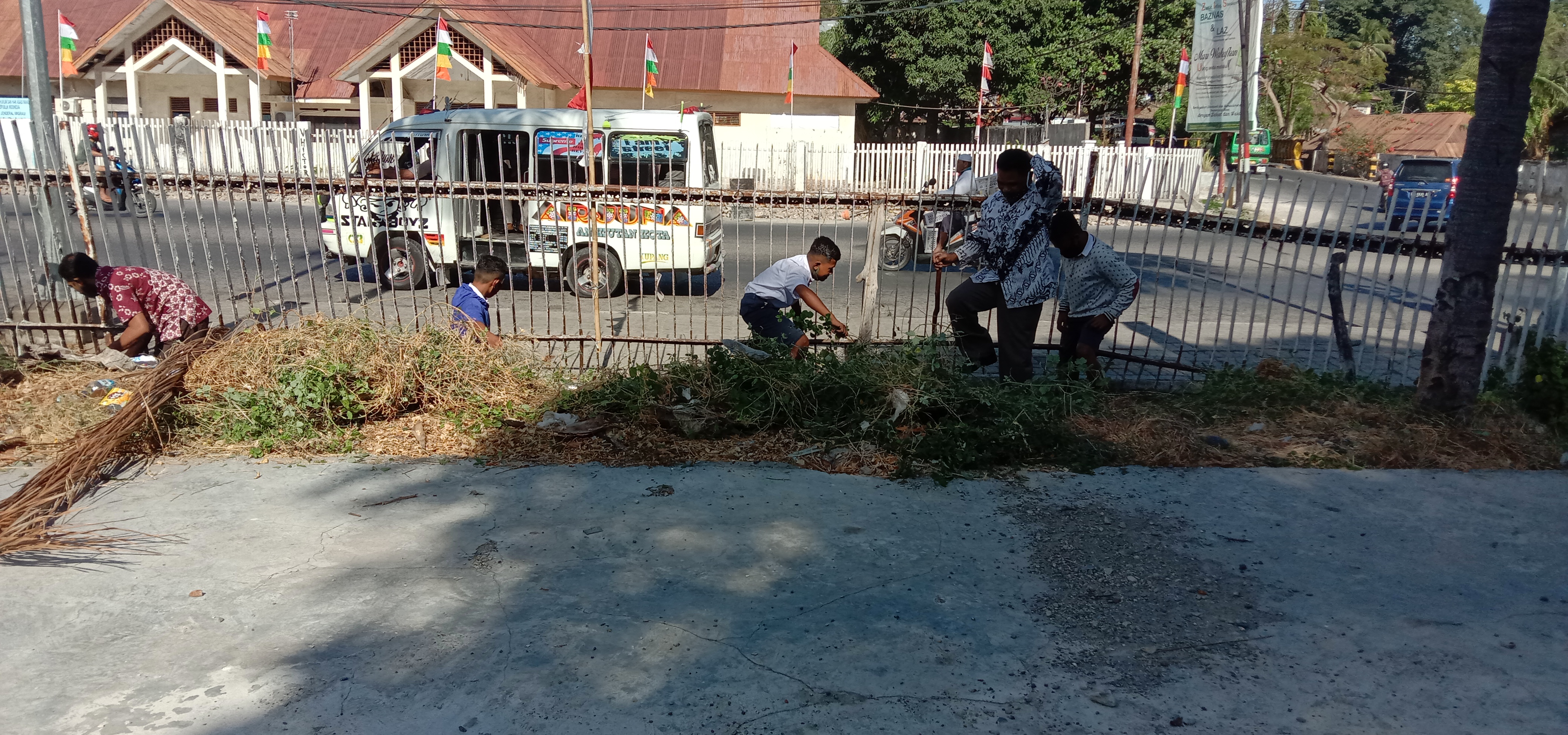 Pembersihan Lingkungan Sekolah