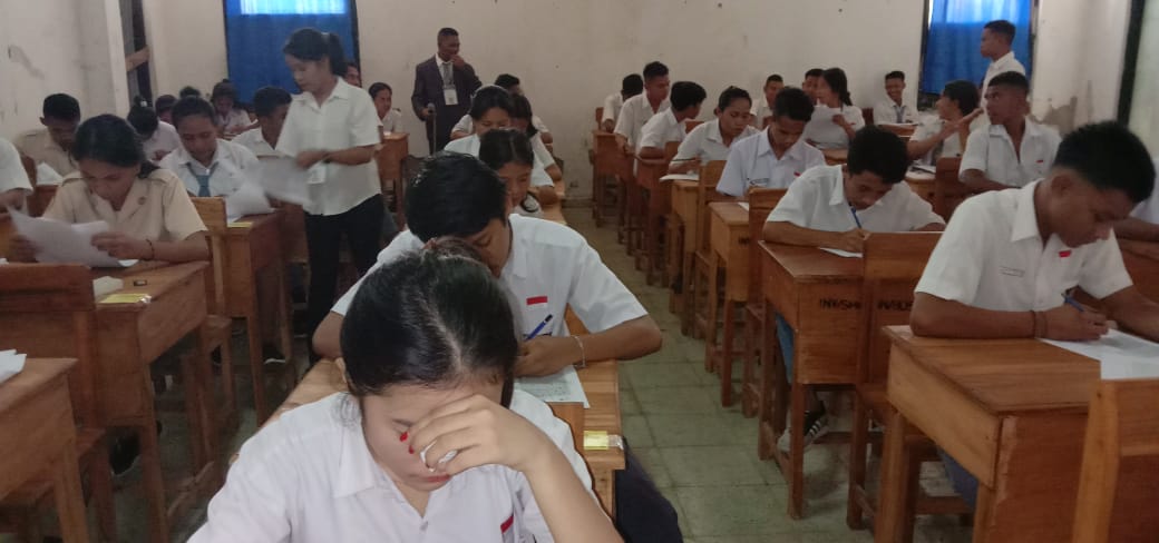 siswa/siswi SMA Nesi Neonmat sedang Belajar
