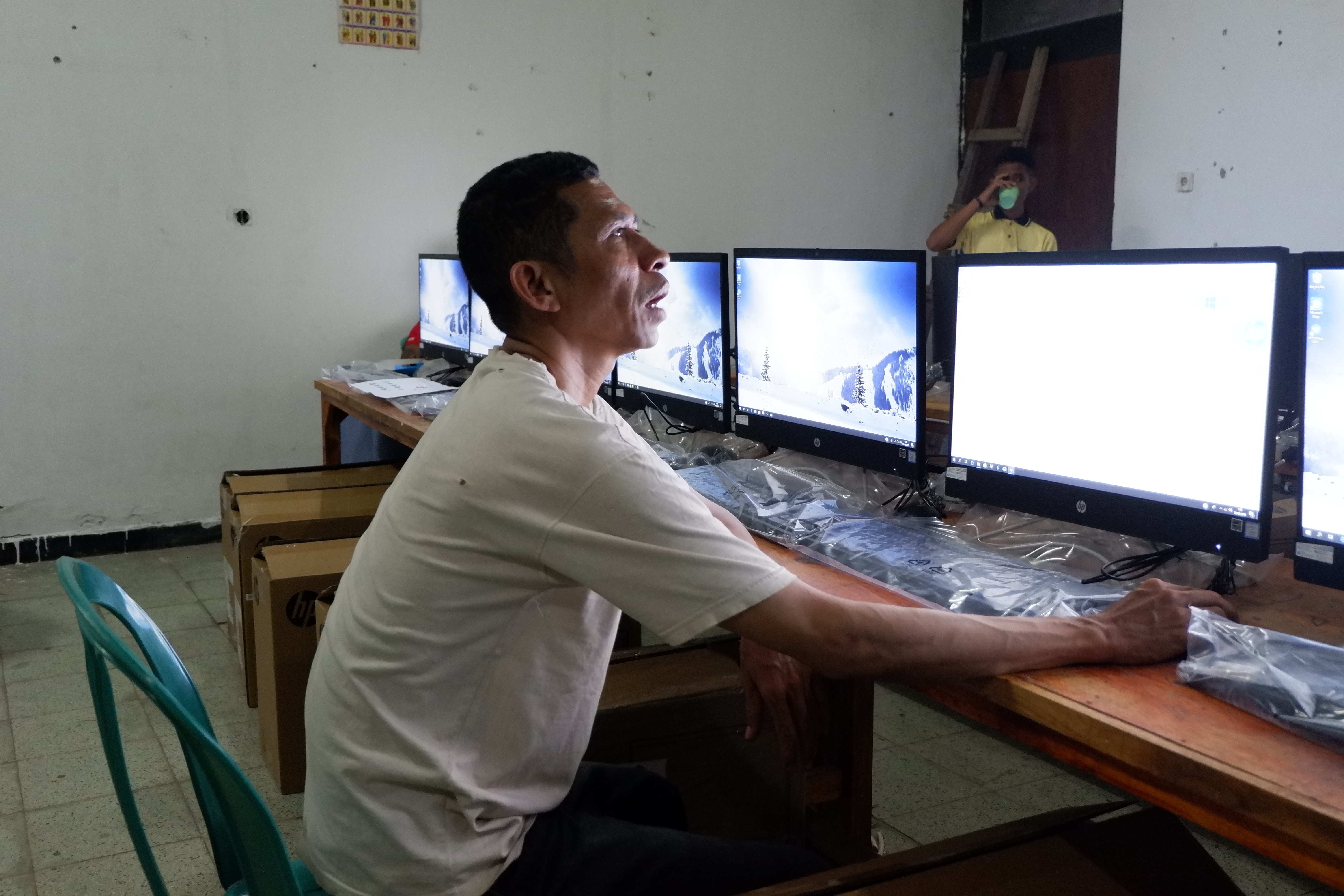 Instalasi Komputer Bantuan Pemerintah Peralatan TIK Tahun 2019 Dalam Persiapan UNBK 2019/2020