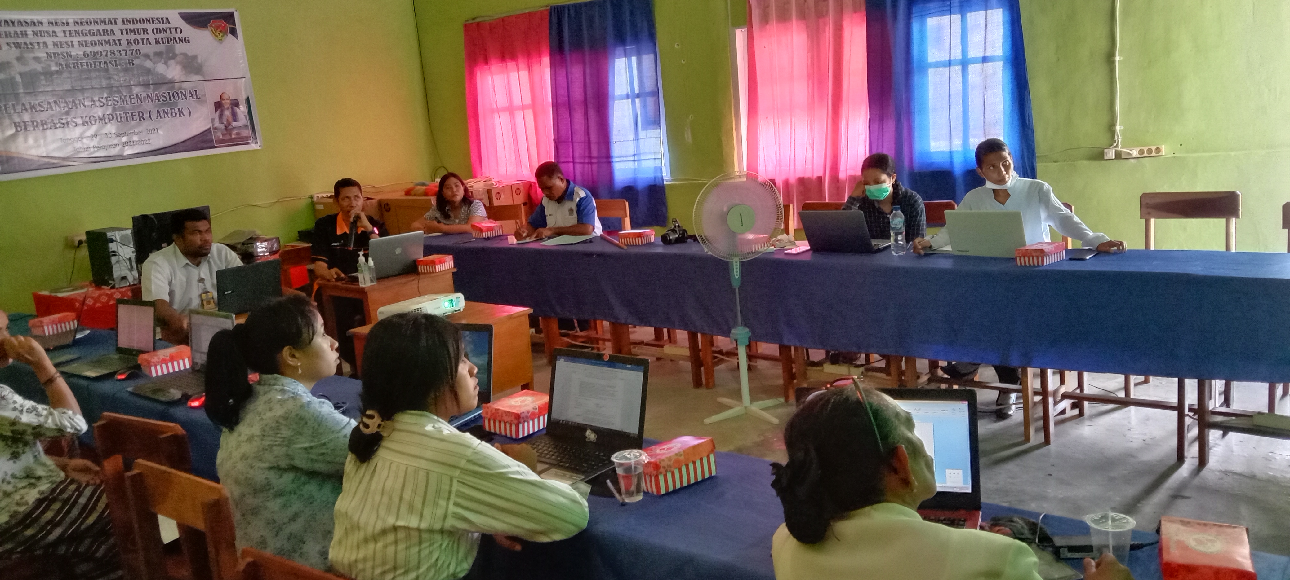 Kegiatan evaluasi bagi kinerja pelayanan guru SMA Nesi Neonmat Kota Kupang